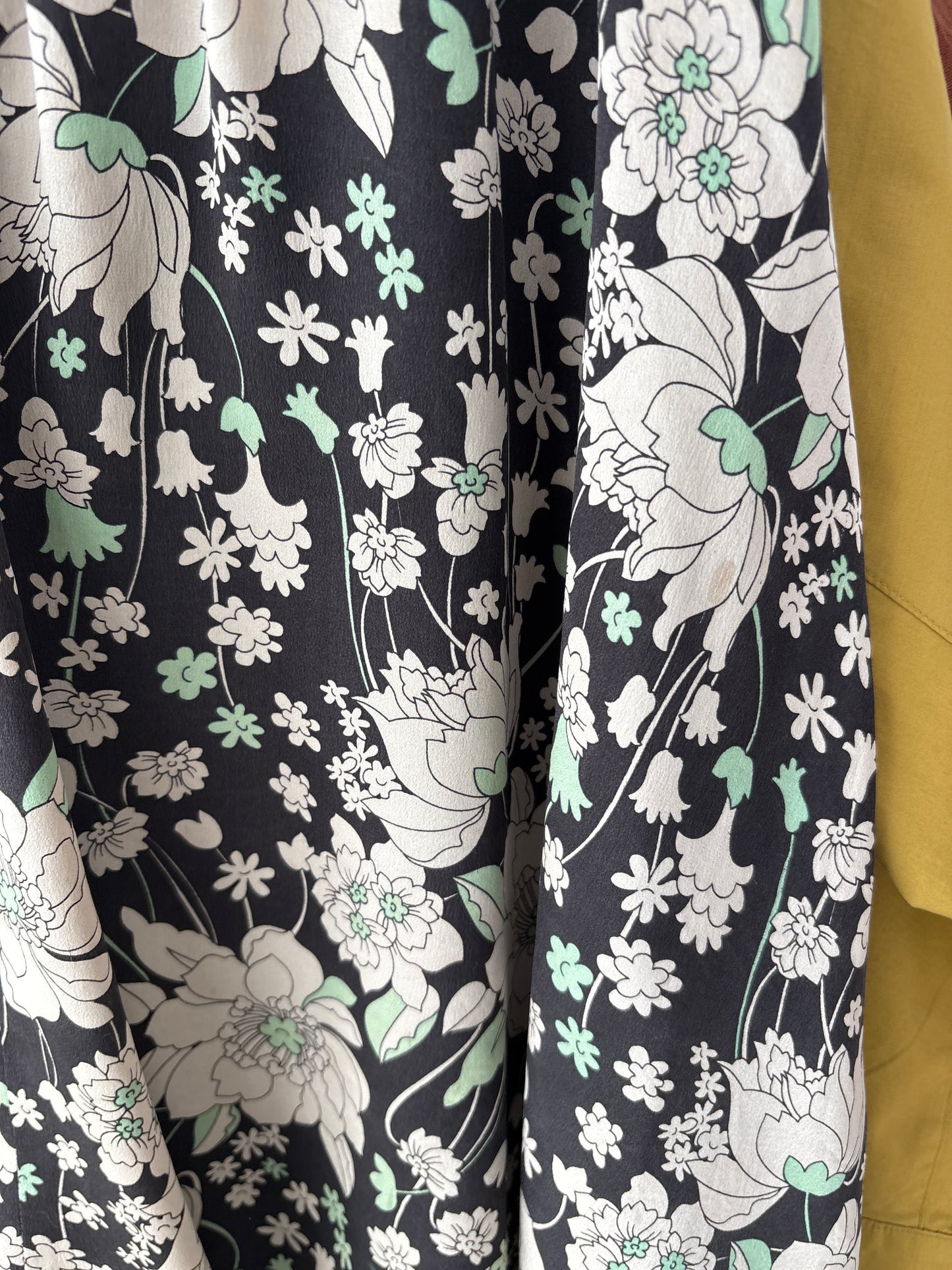 Fustă neagră cu print floral delicat și platca din mătase naturală