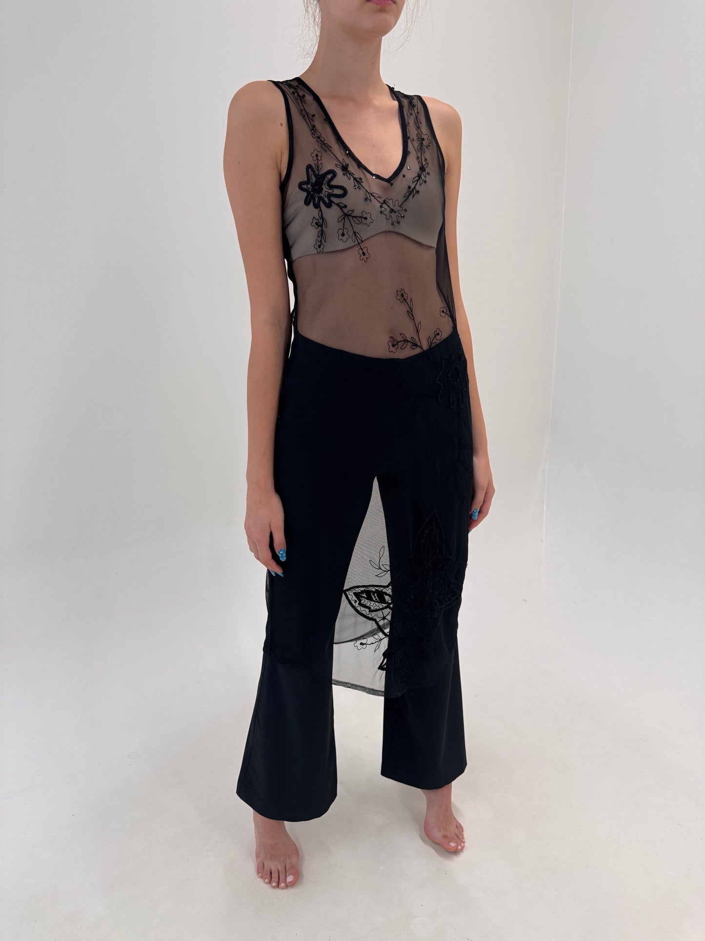 Rochie neagră din mesh cu broderie