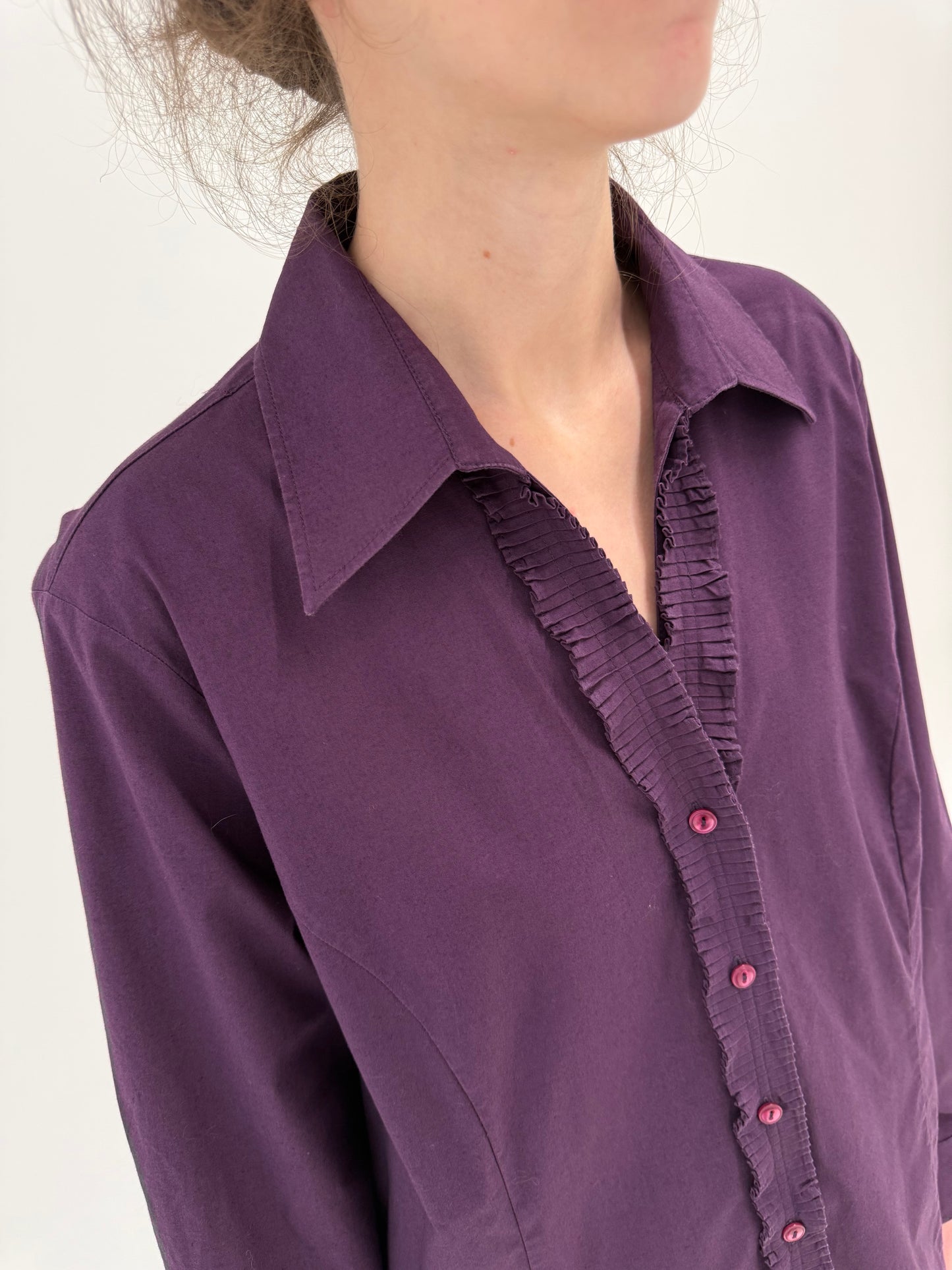 Cămașa aubergine cu mini jabou aubergine din poplin ușor modelator