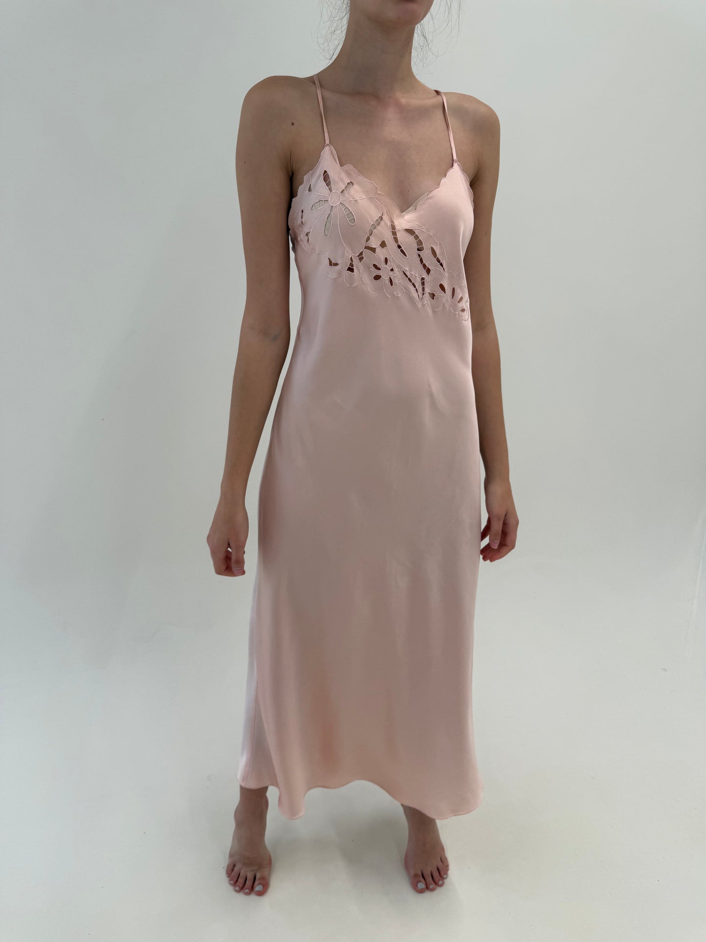 Rochie tip furou cu broderie anglaise manuală maxi in bie powder Pink