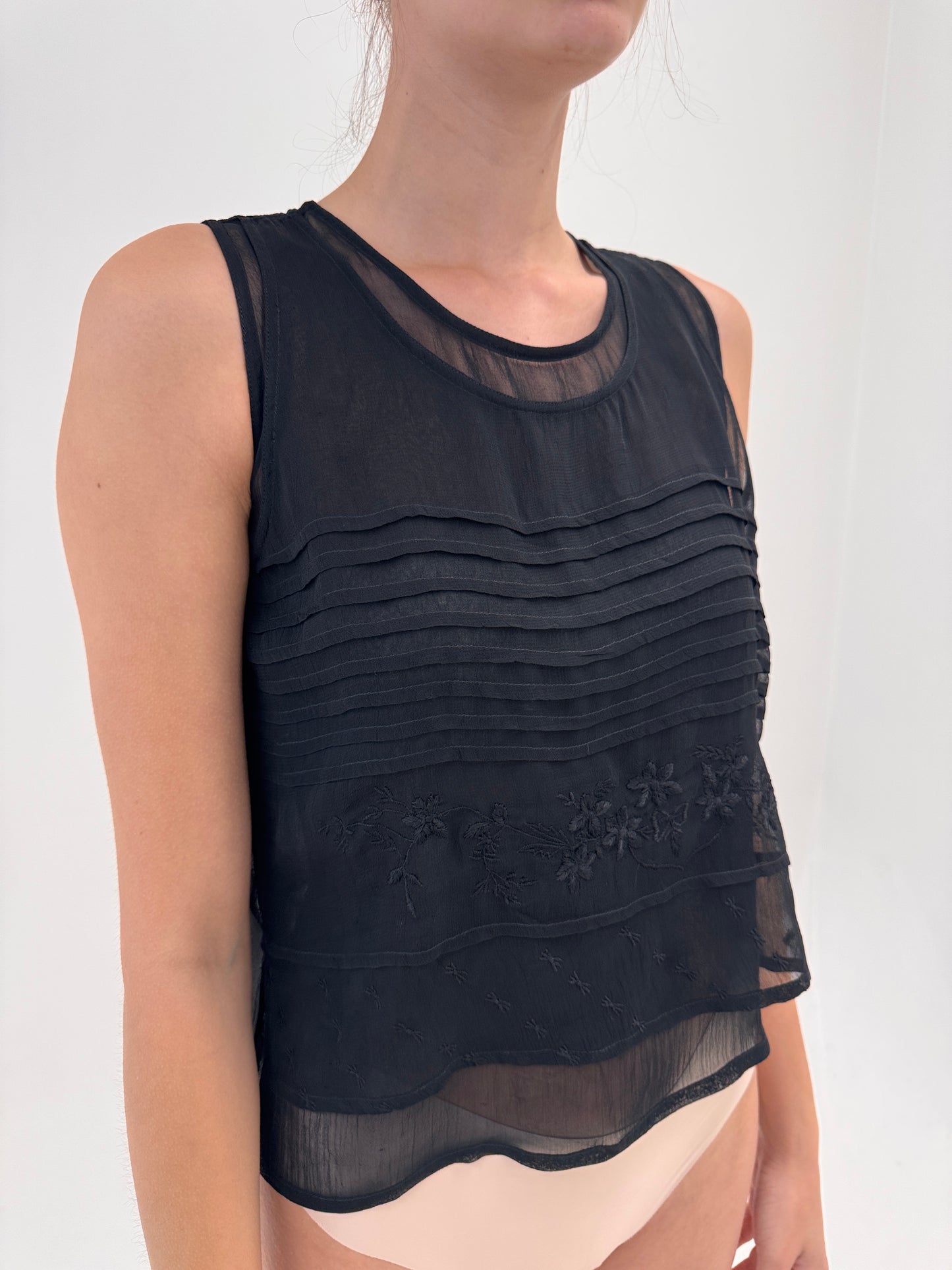 Top negru din mătase naturală cu broderie de la zi la seară