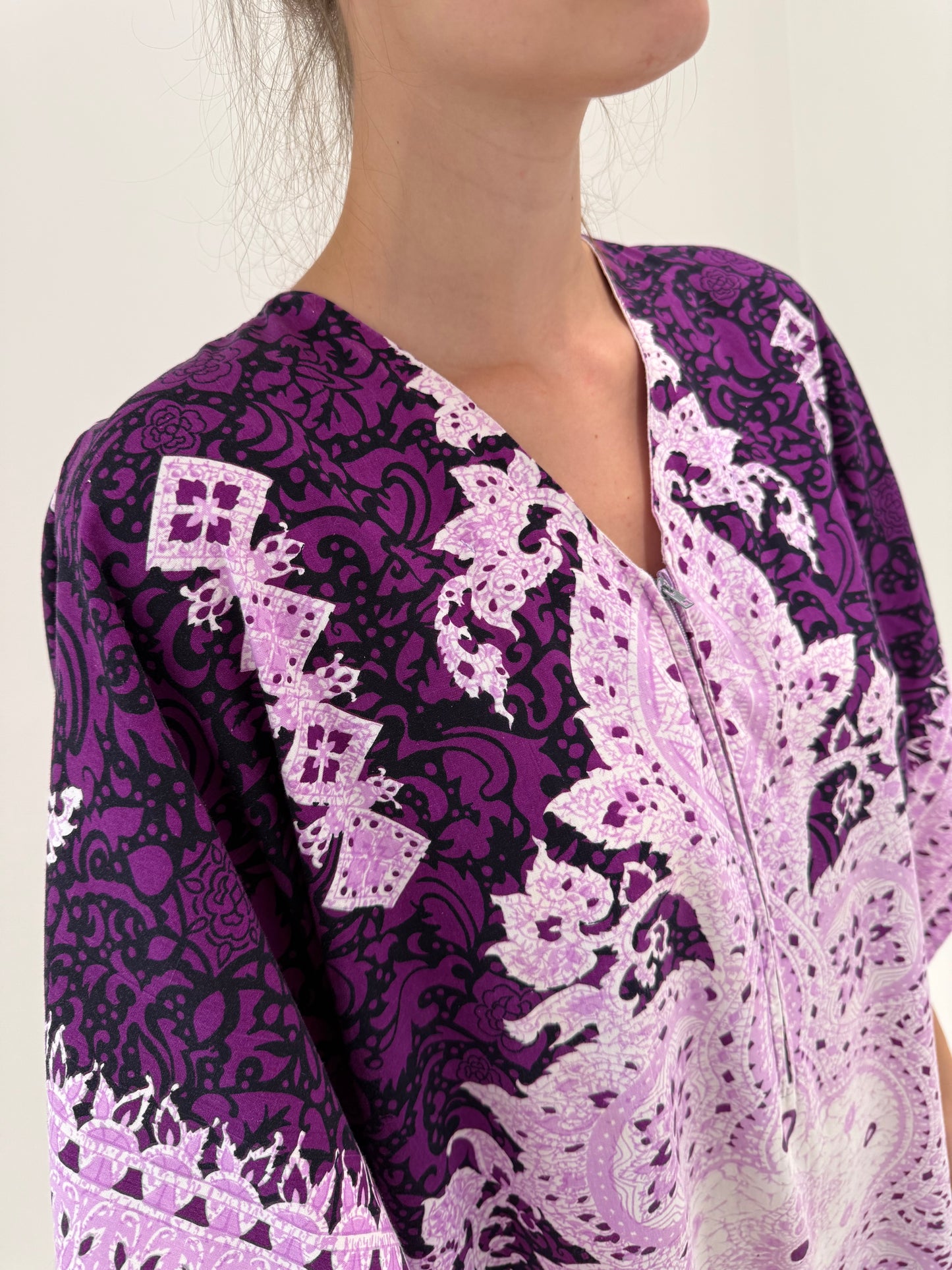 Kaftan din pânză de bumbac în nuanțe superbe de lavandă și elctric purple