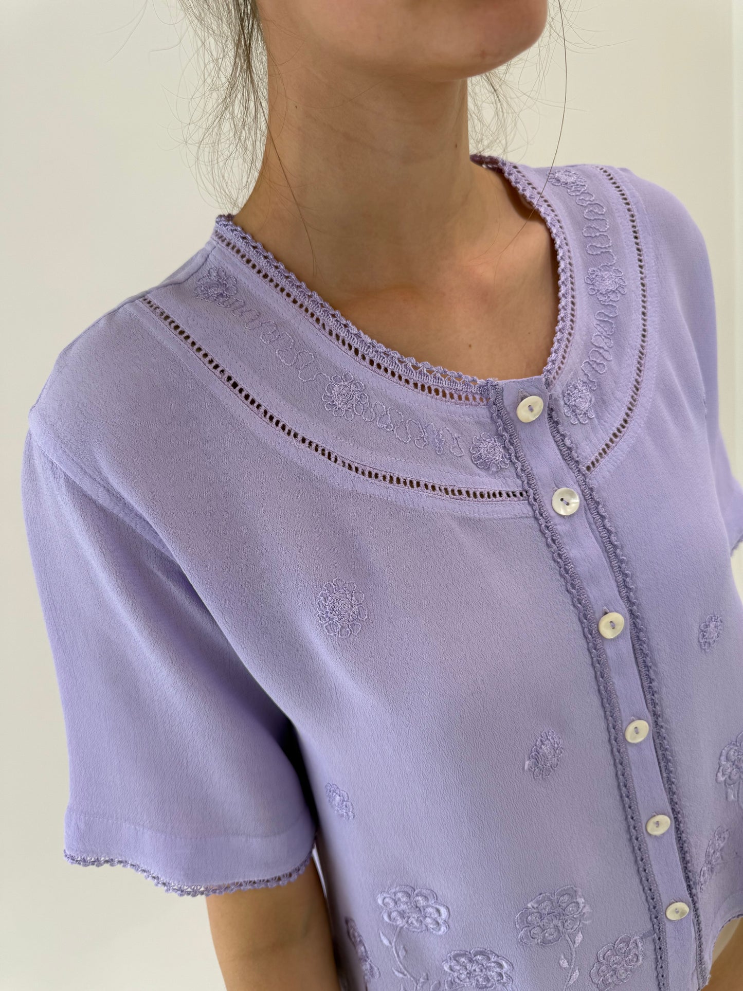 Top vintage lavandă cu 2 tipuri de broderie