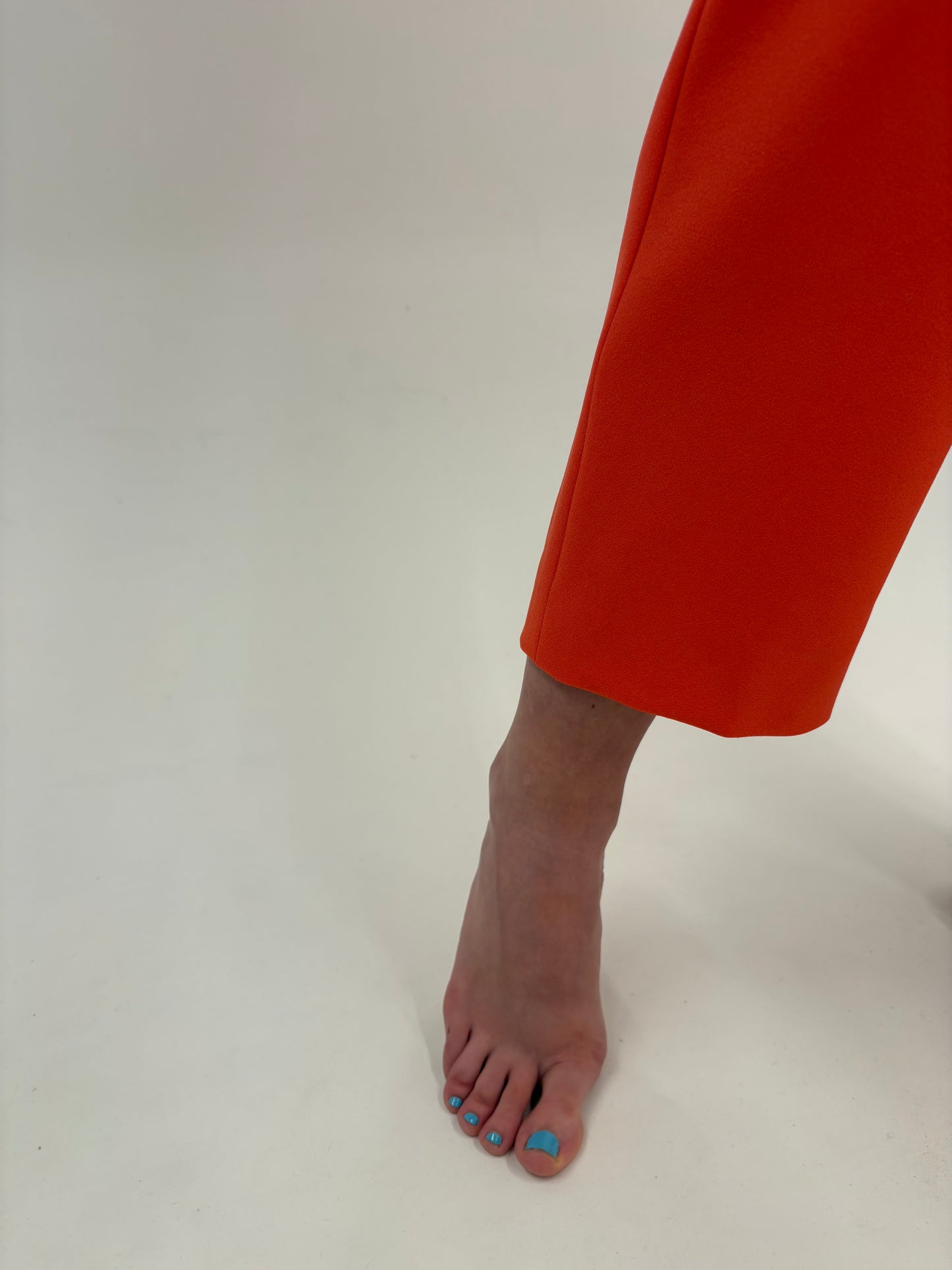 Pantaloni noi Marc Cain cu talie ultra înaltă și pense