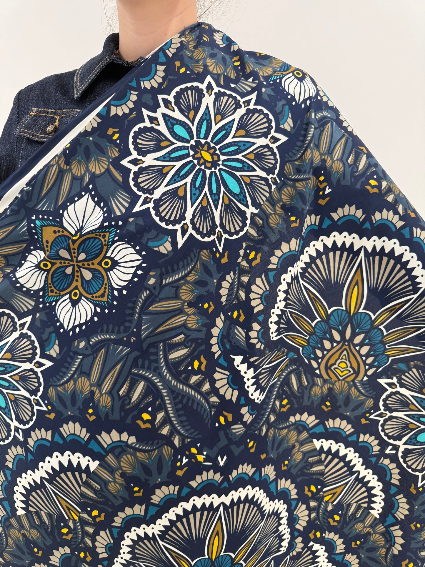 Eșarfă XXXL din mătase matuala cu print floral stilizat