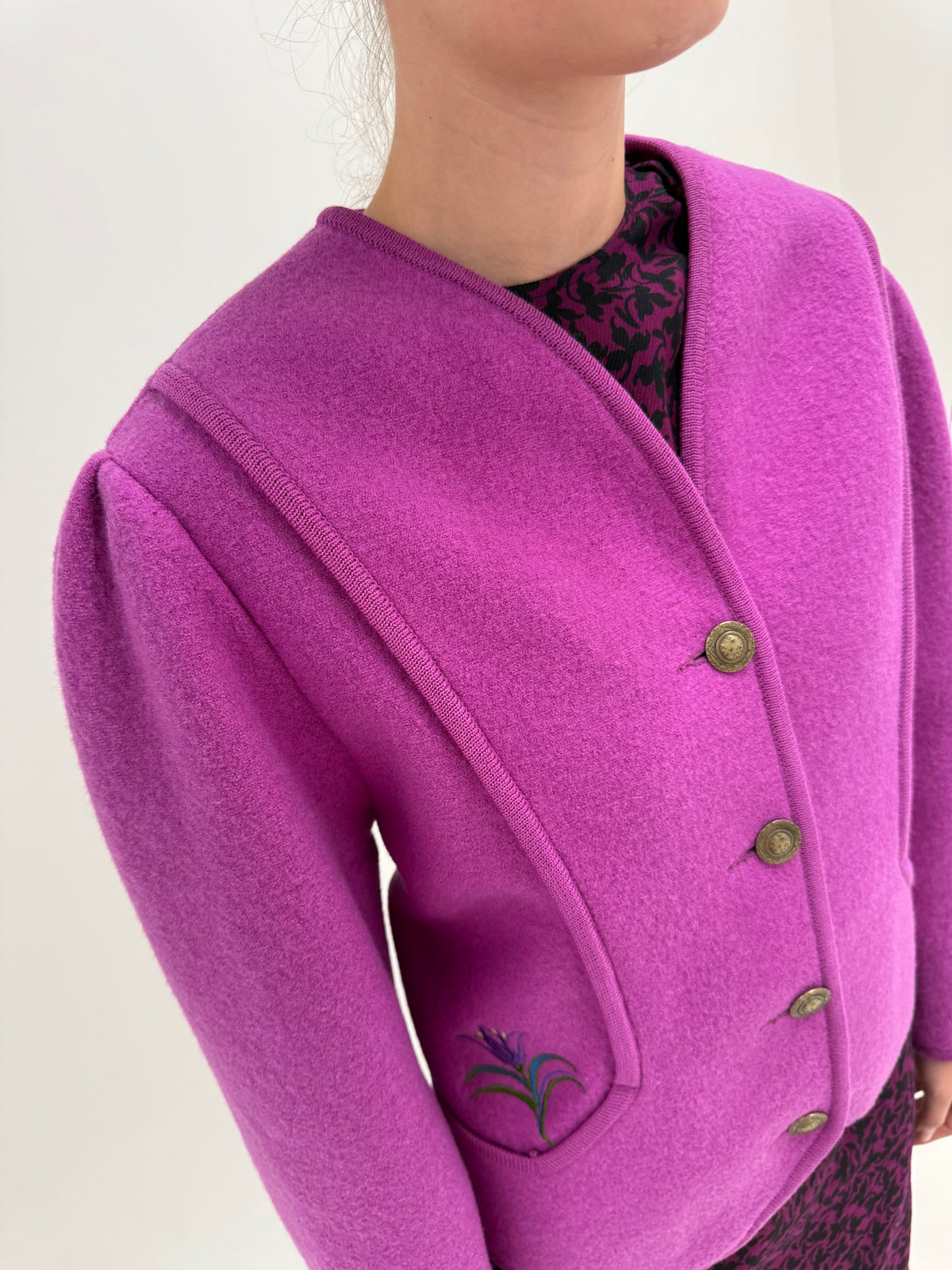 Jacheta cambrata din boiled wool fucsia in croi feminin cu broderie și nasturi metalici