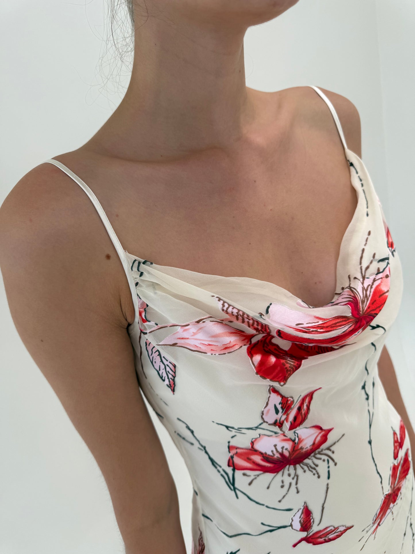 Rochie din mătase naturală tip furou midi în bie cu print floral de la zi la seară