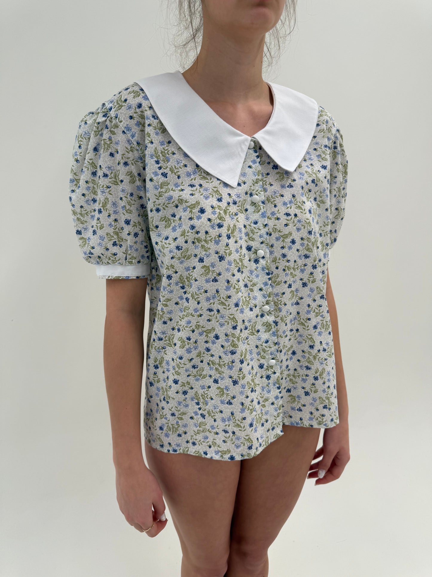 Cămașa vintage cu print floral delicat și guler supradimensionat