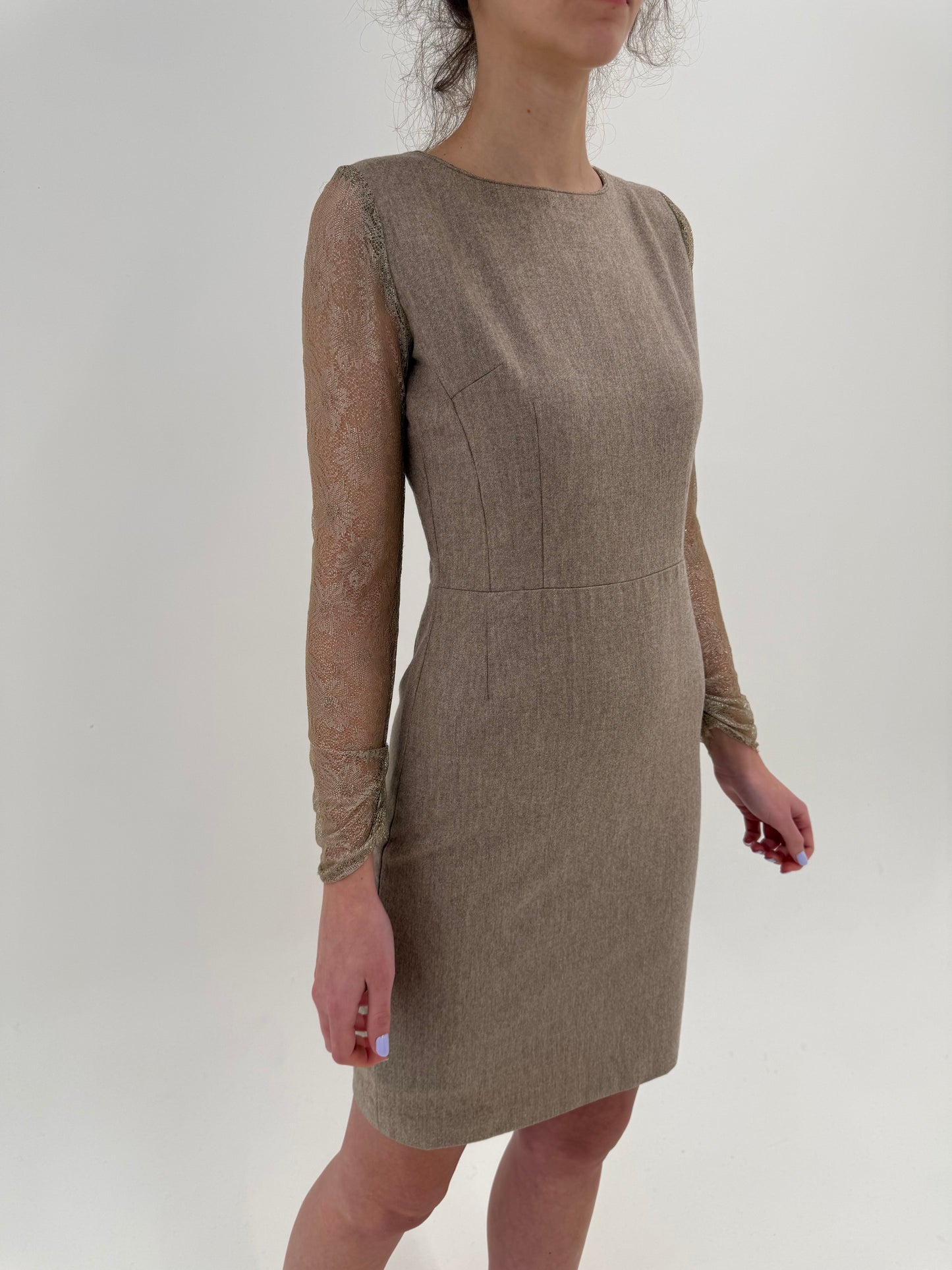 Rochie sand nude de la business la cocktail cu mâneci din dantelă chantily