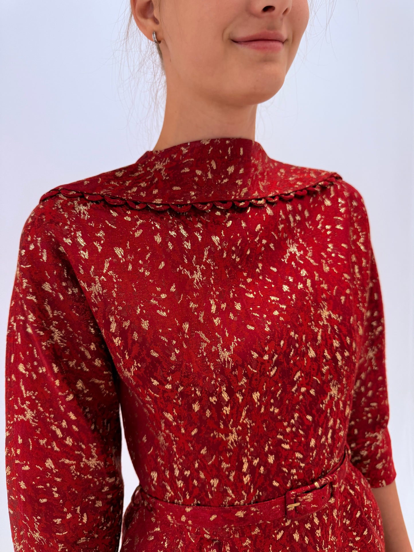 Rochie cocktail old vintage anii ’60 din brocart prețios cu guler-cape sculptural