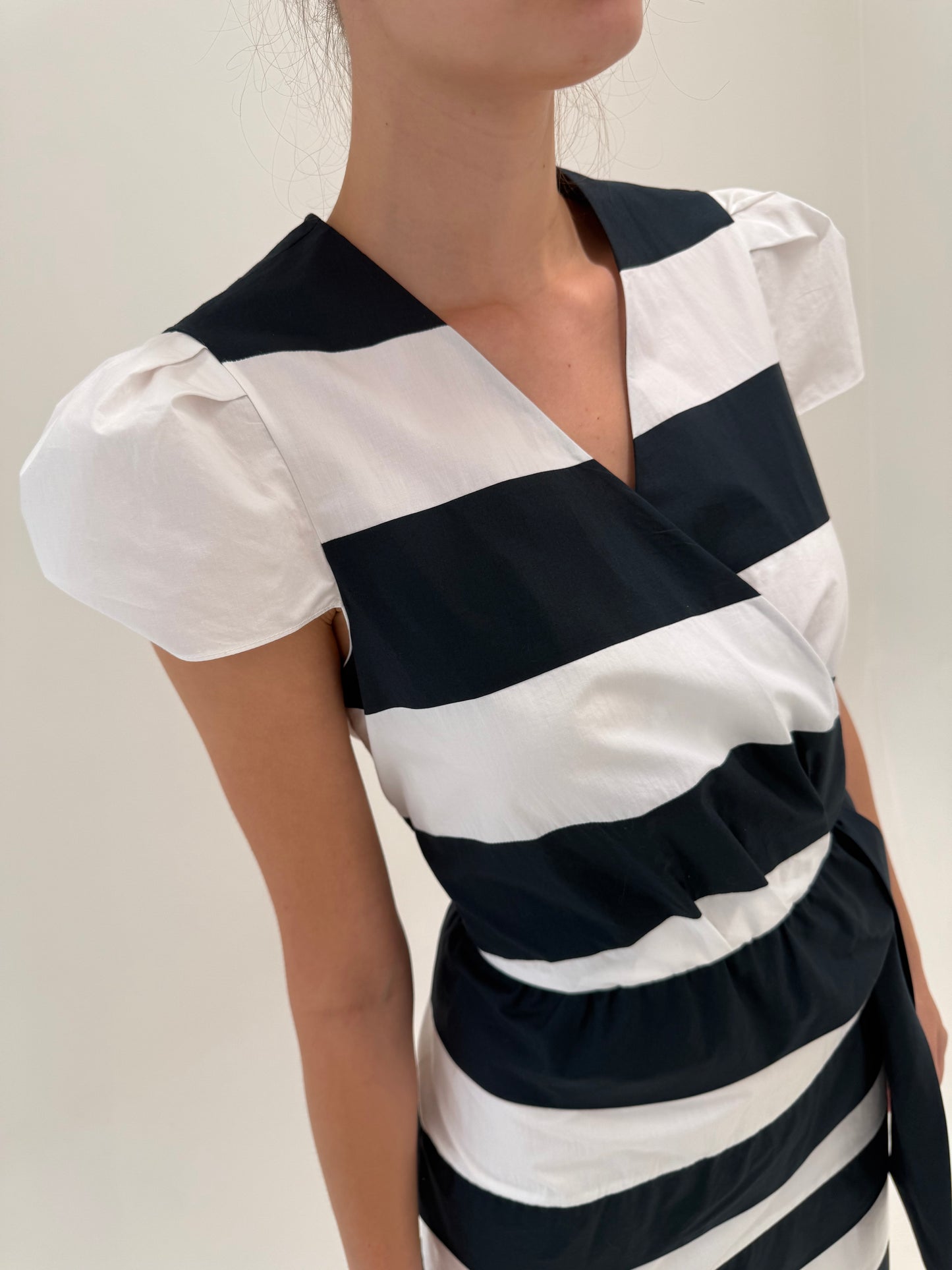Rochie Moschino în croi atemporal din poplin de bumbac cu dungi alb negru