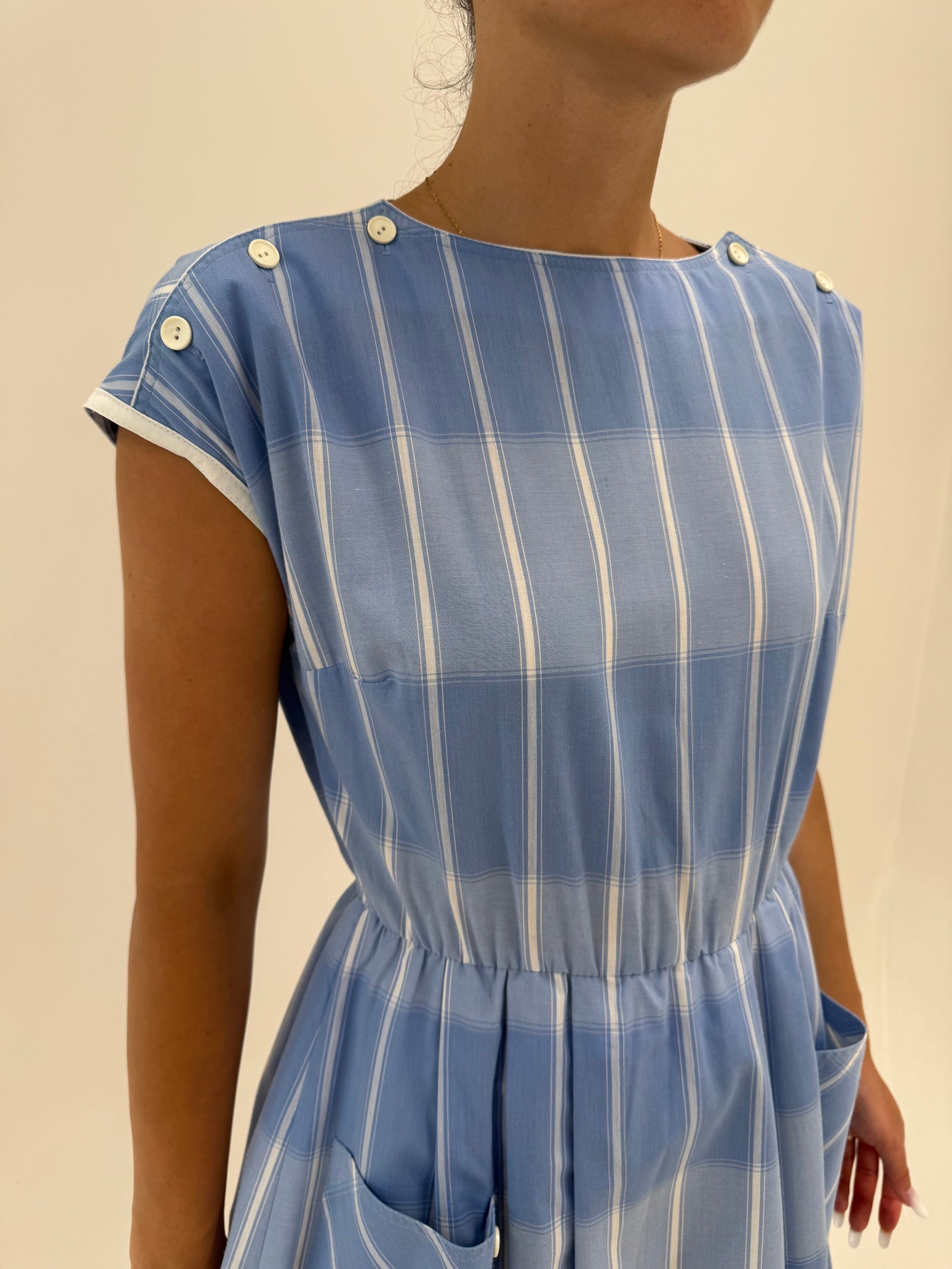 Rochie vintage din pânză de bumbac baby blue cu dungi fine în croi retro modern