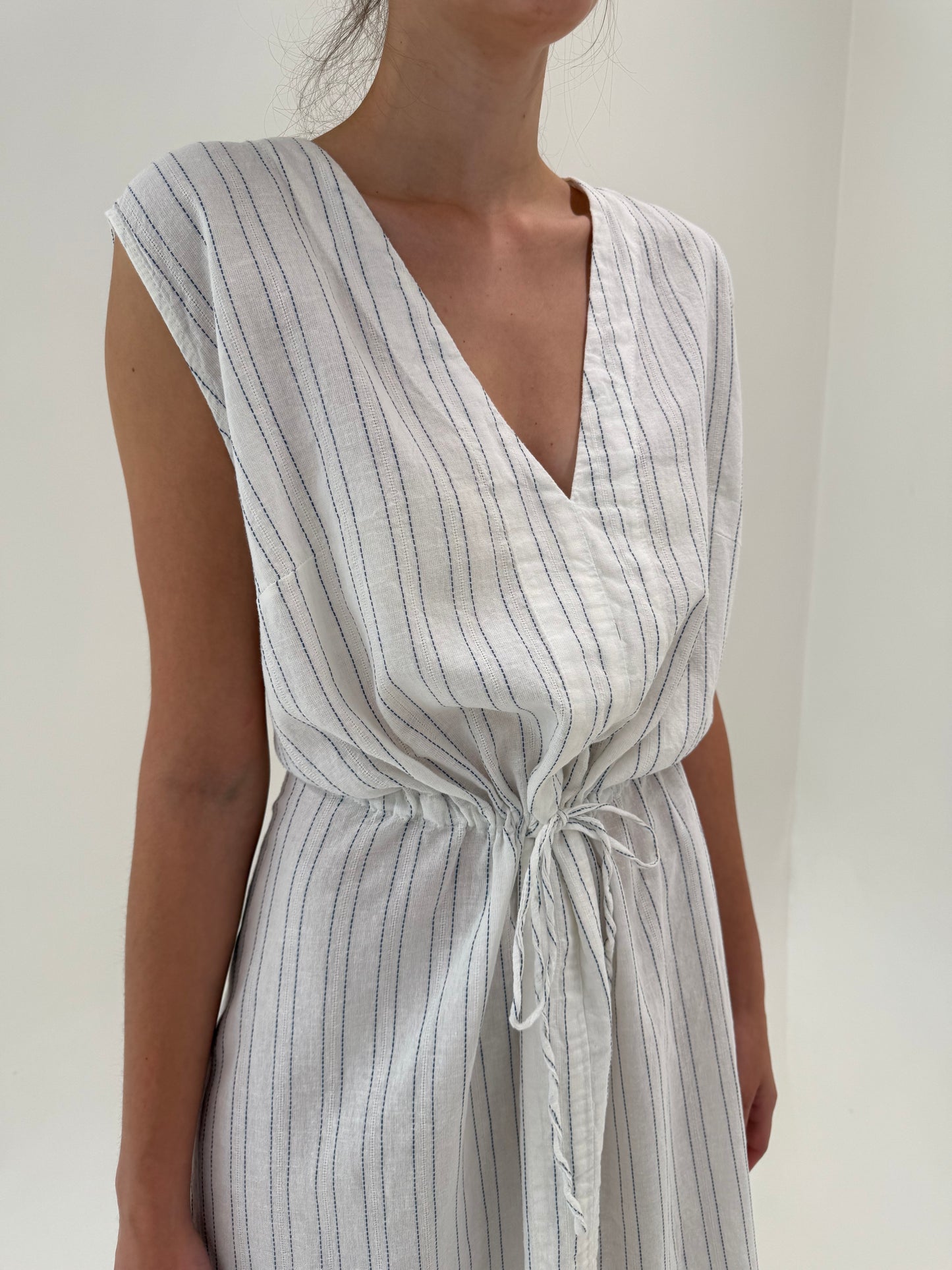 Rochie maxi din in off white cu dungi fine plus size cu talie reglabilă