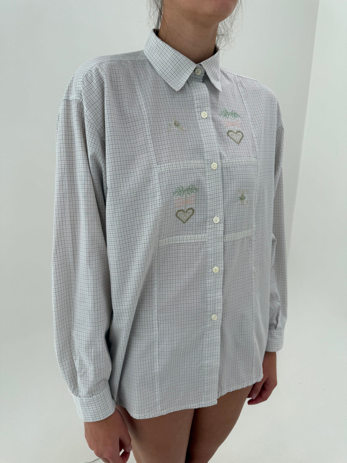 Cămașa vintage în carouri fine din bumbac cu broderie delicată