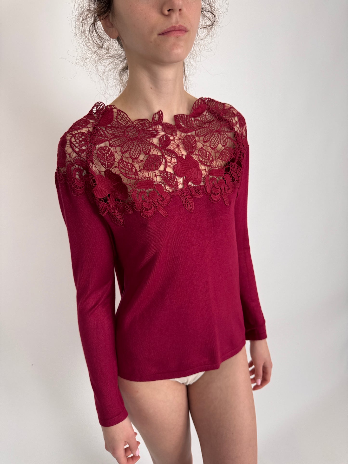 Bluză burgundy cu aplicație masivă de dantelă macrame