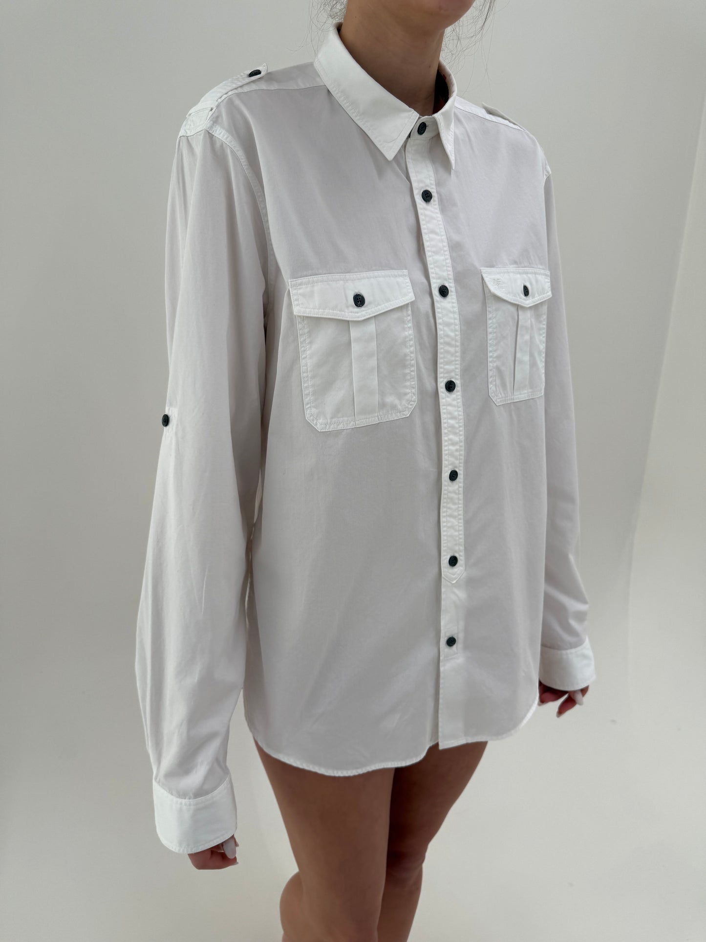 Cămașa Burberry cu influențe soft military super în trend din poplin