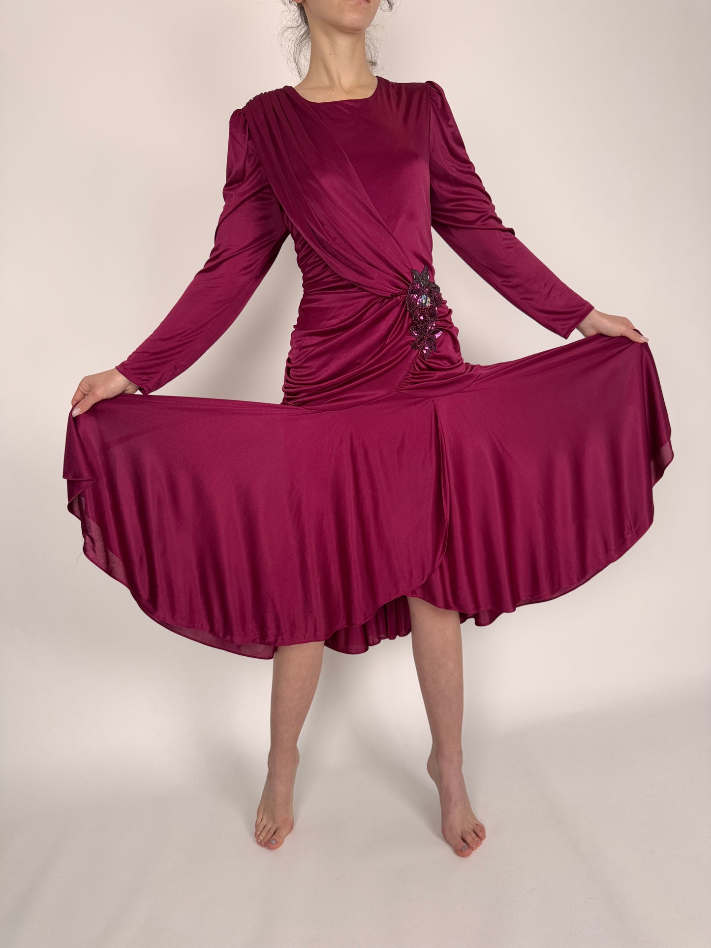 Rochie vintage magenta cu fronseuri și aplicație bijuterie