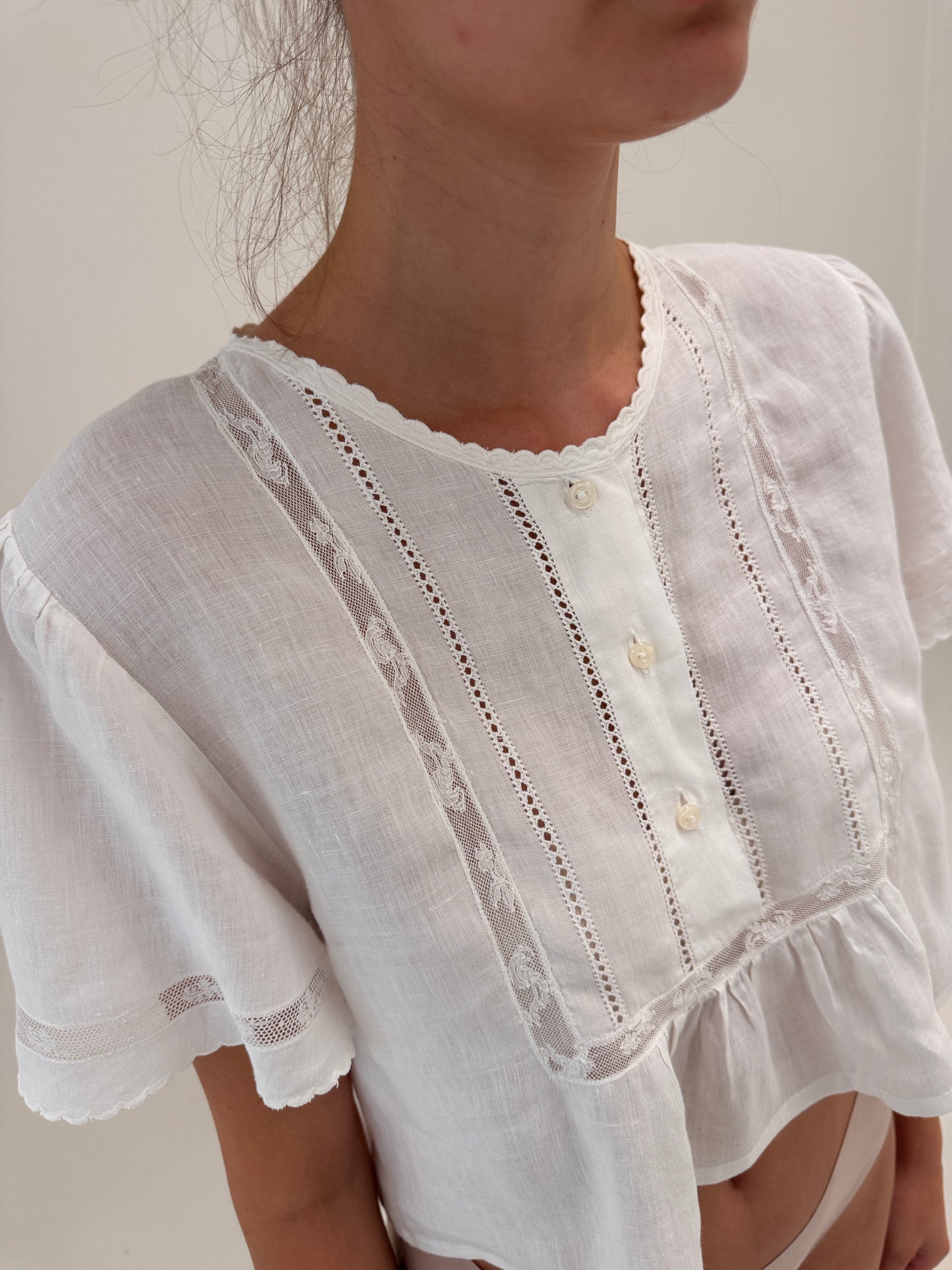 Top vintage cu dantelă și broderie manuală din cel mai fin in