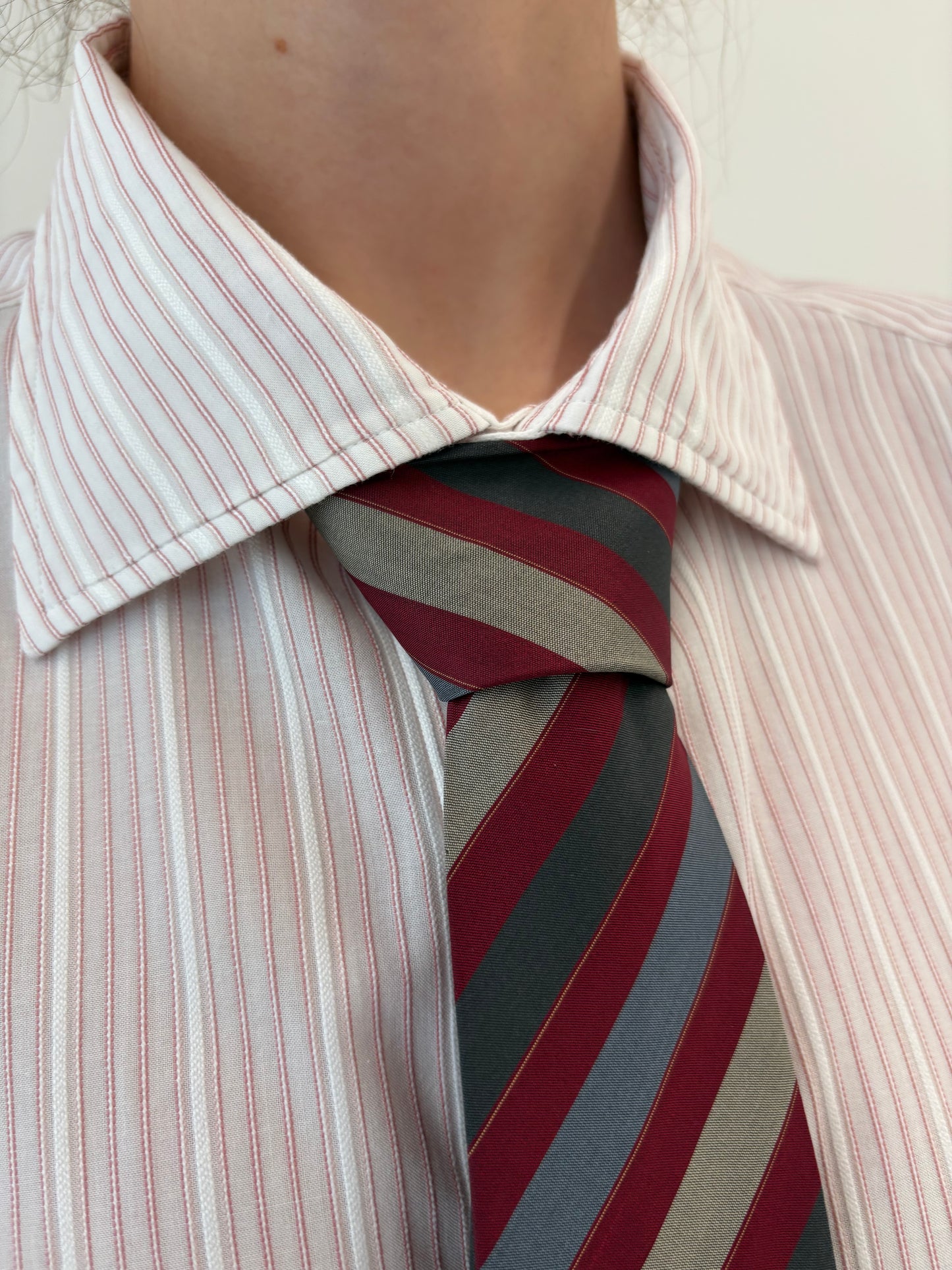 Gravată italiană în dungi oxblood din mătase naturală