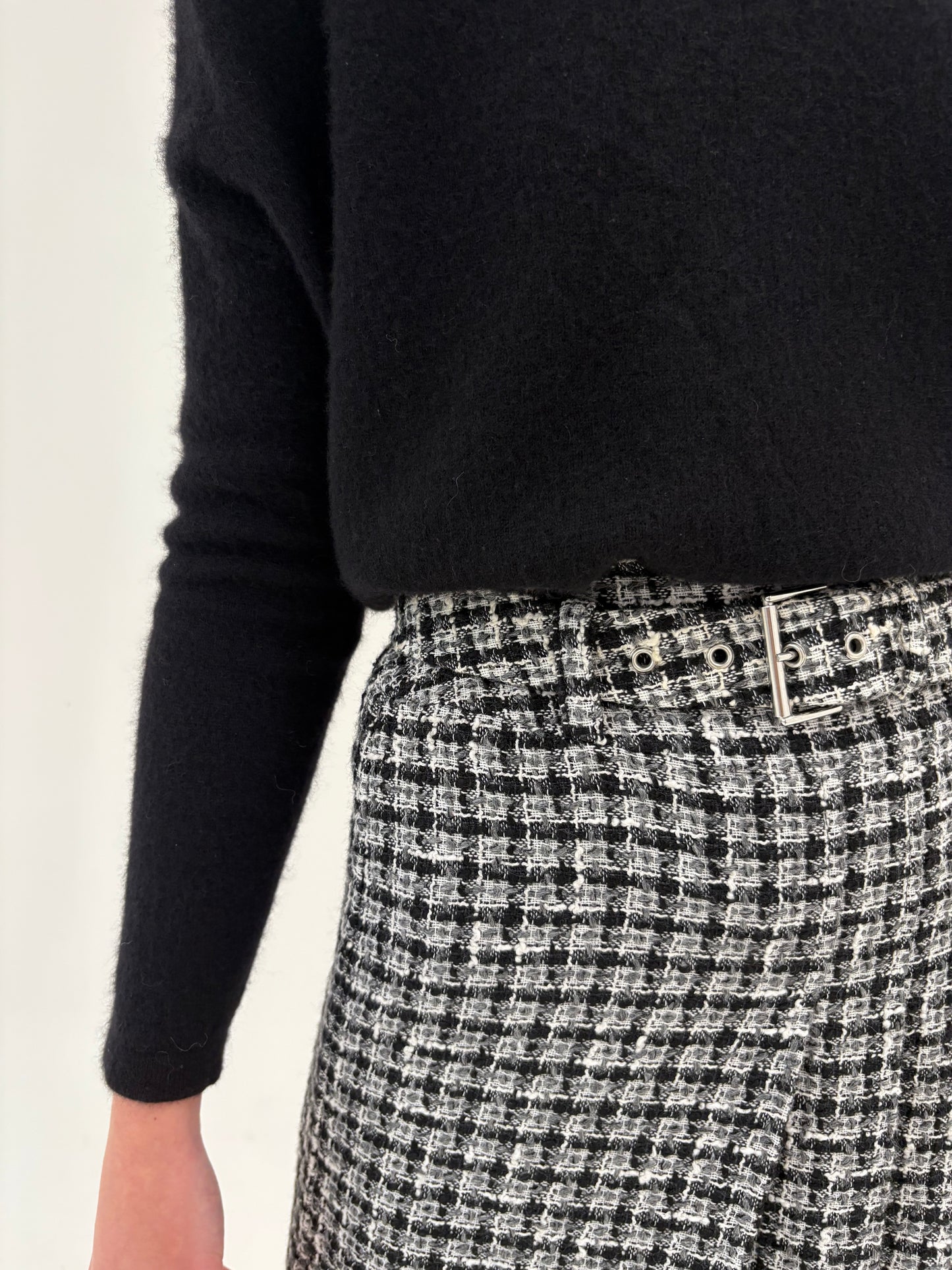 Deux piece in stil Chanel din tweed de lana alb negru cu fusta mini plisată