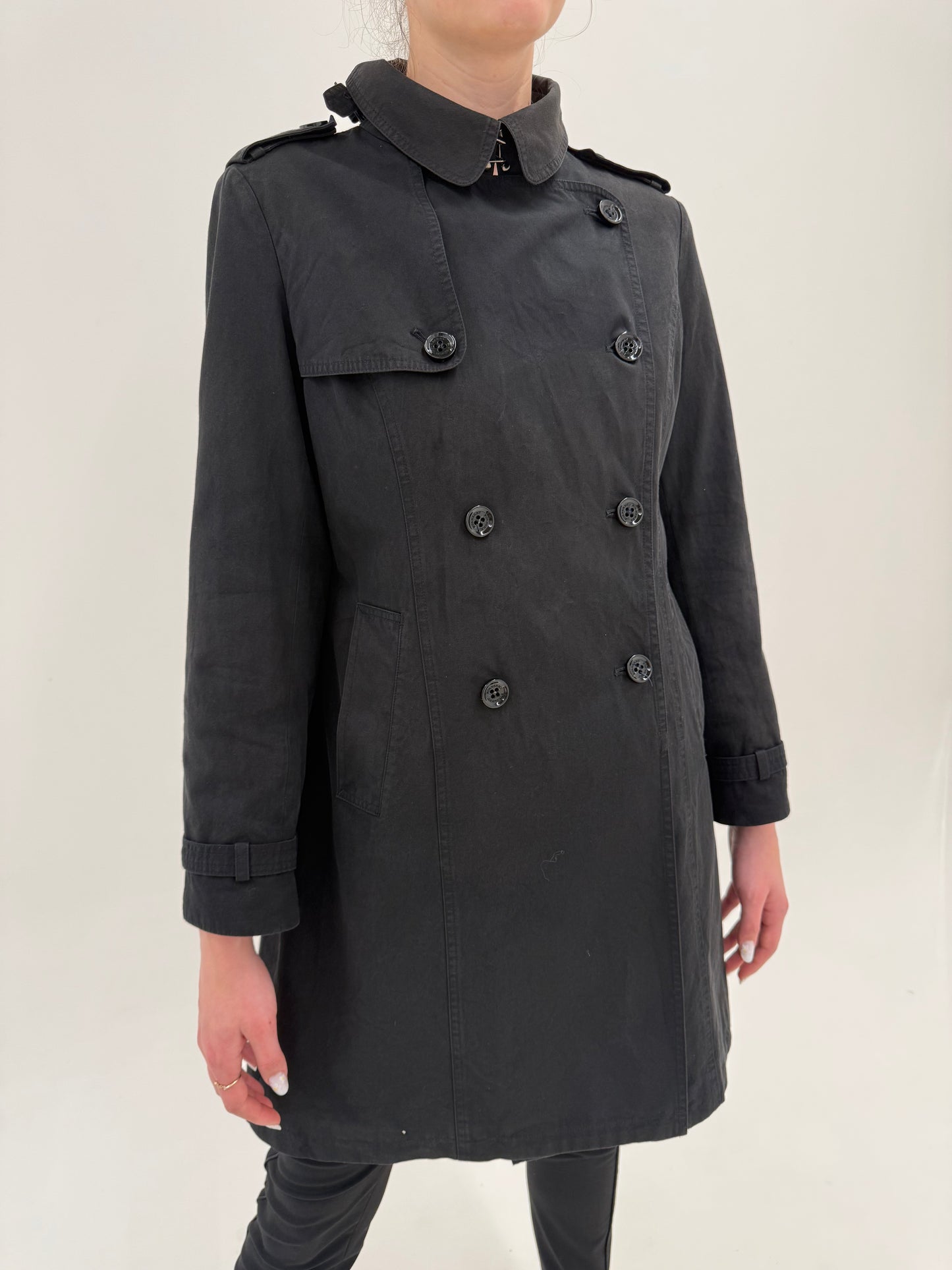 Trench Burberry negru din bumbac cu închidere dublă și interior de bumbac