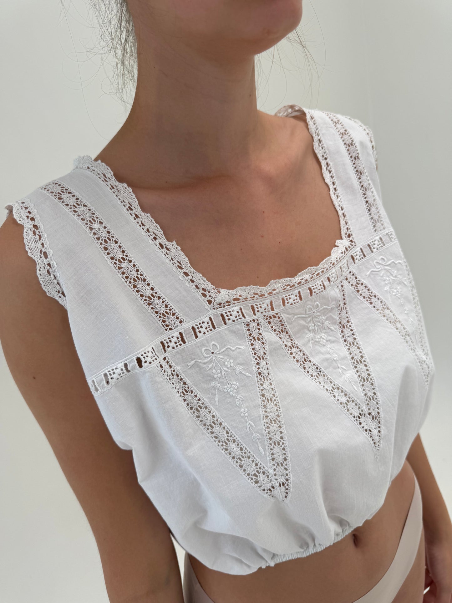 Top vintage bijterie cu broderie manuală și dantelă fină macrame