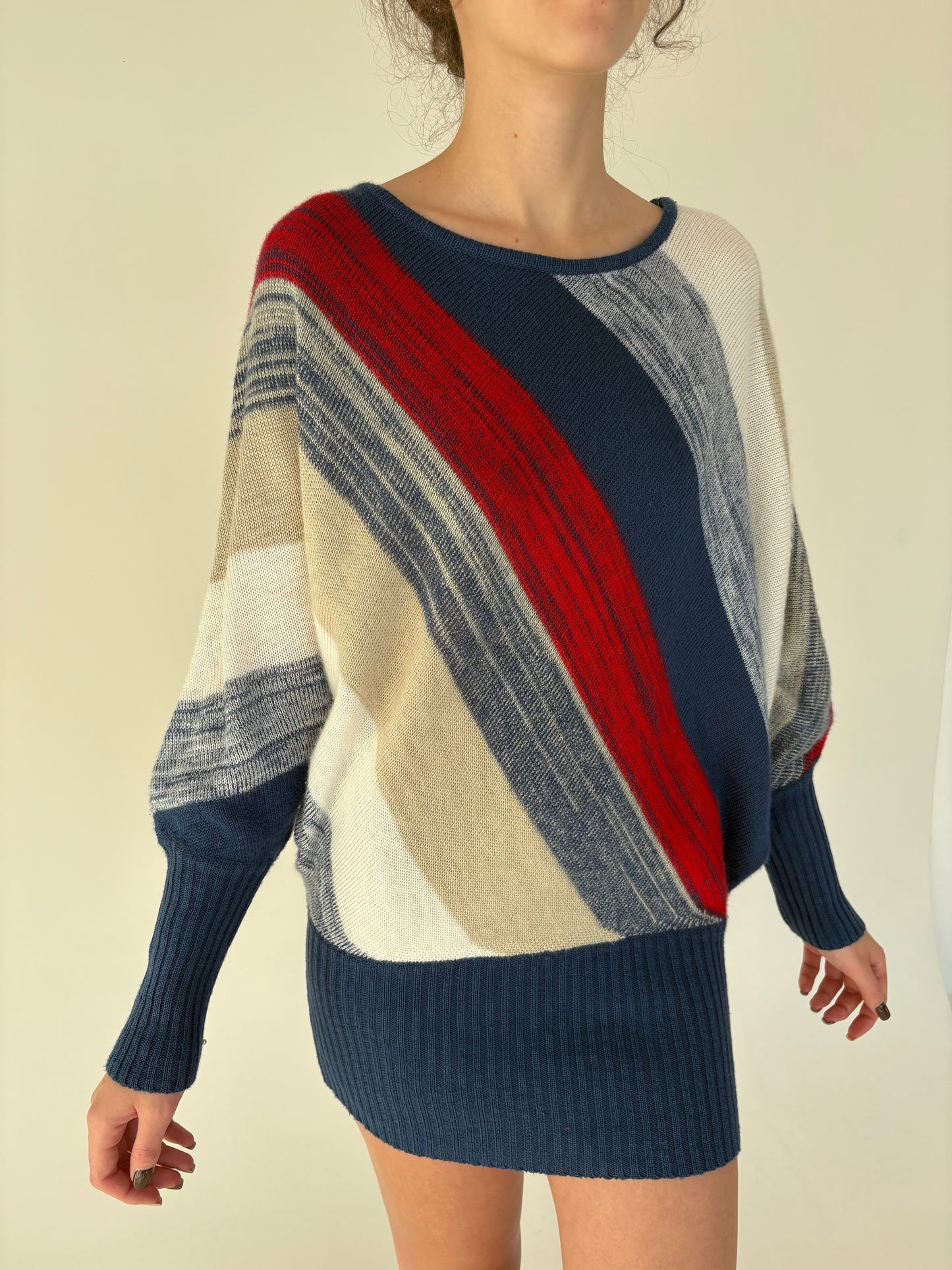 Pulover cu manșete ultra înalte și mânecă fluture în combinație clasică