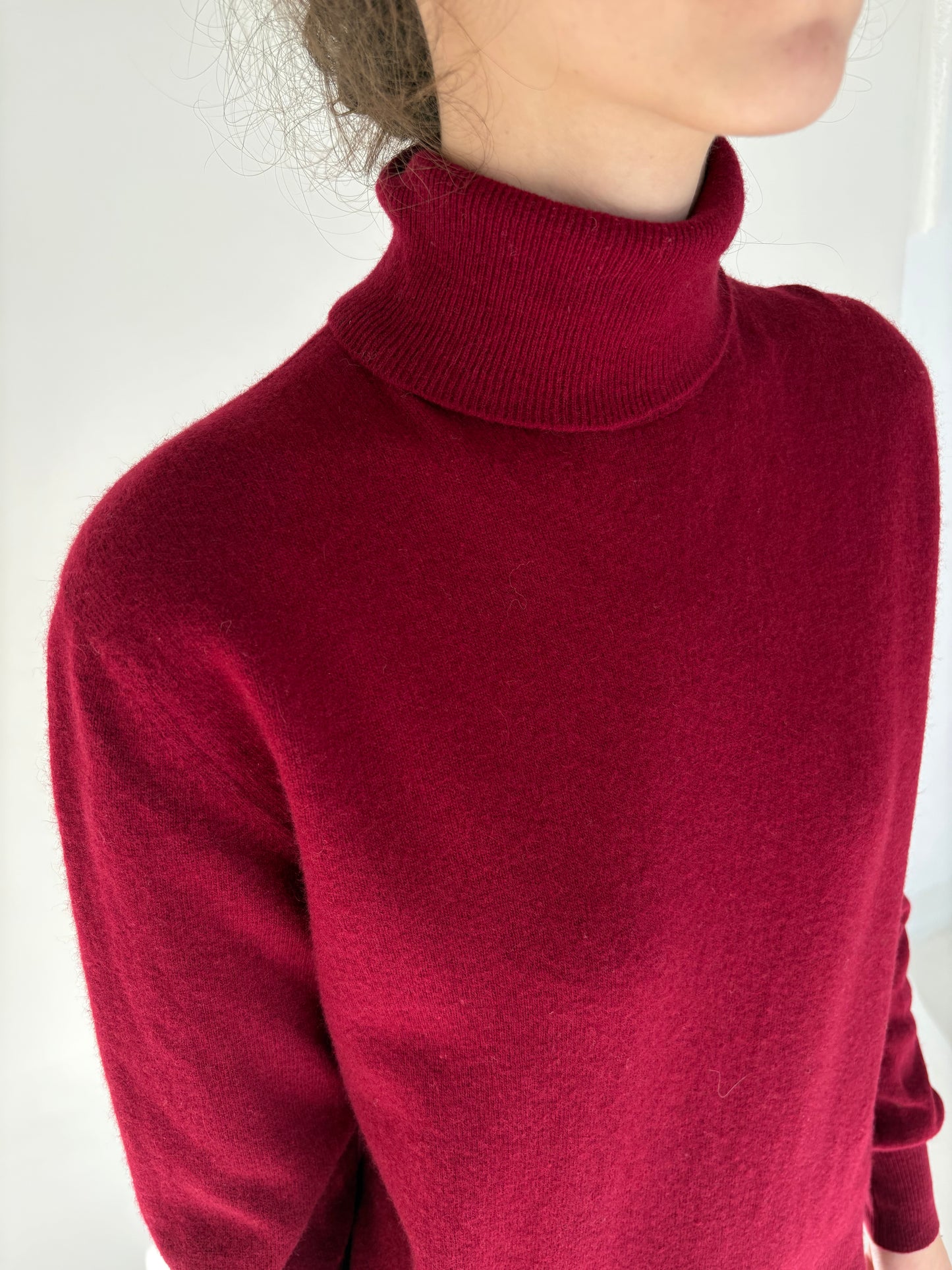 Maleta burgundy din lana extrafina de gramaj mare cu manșete înalte