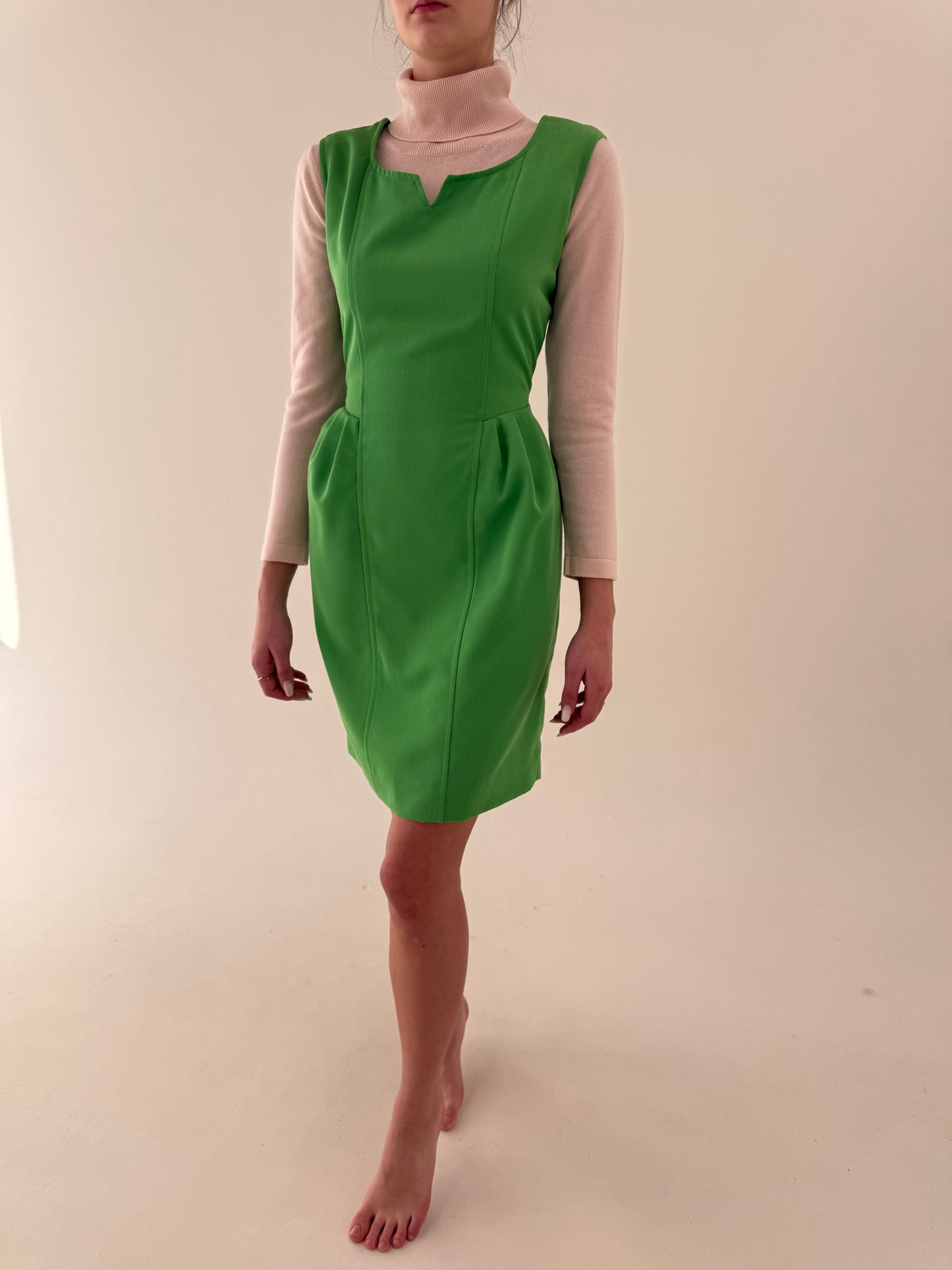 Rochie verde crud în croi feminin cu talie ultra marcată și pense