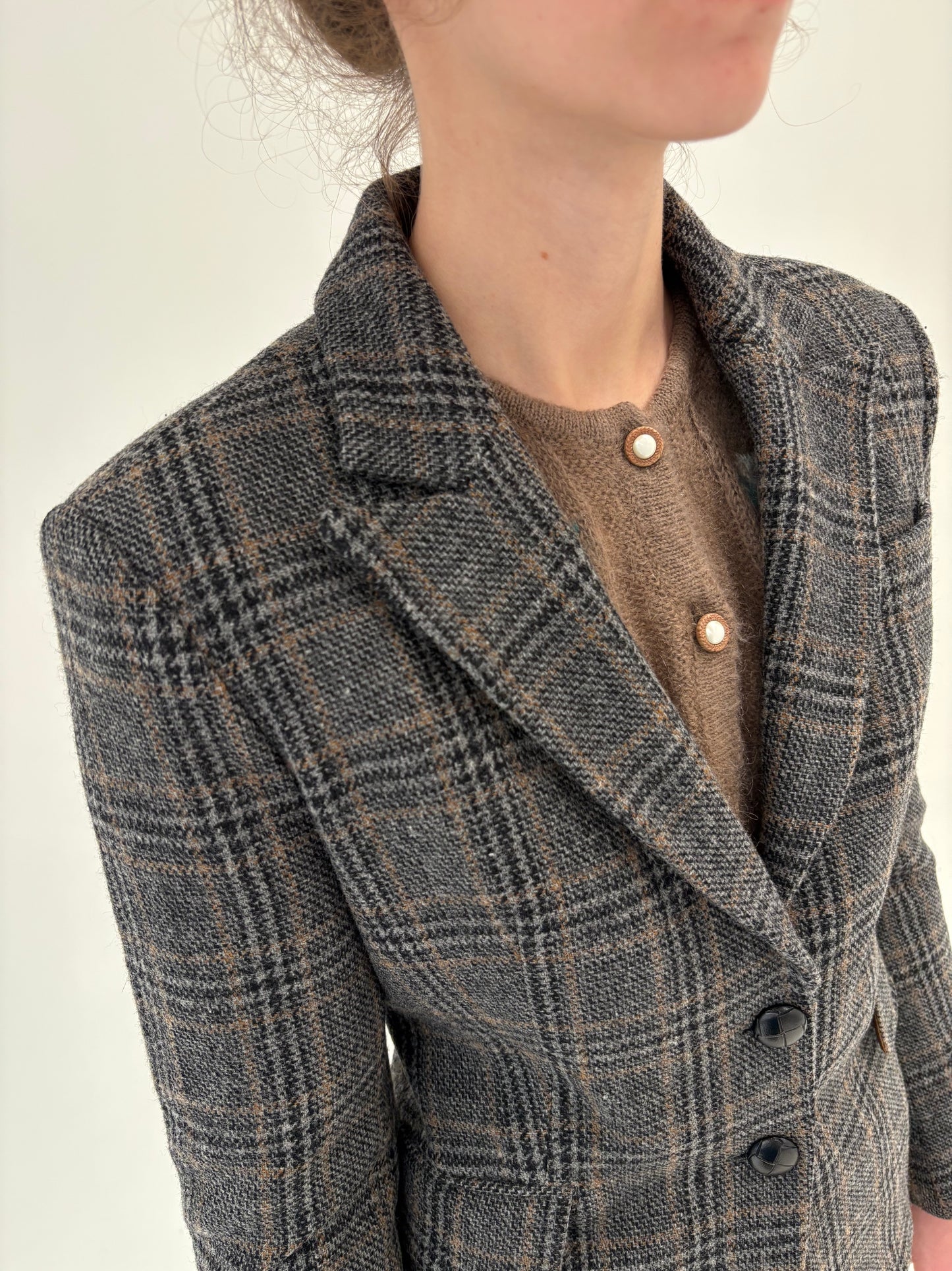 Sacou cambrat din tweed de lana în culori neutre