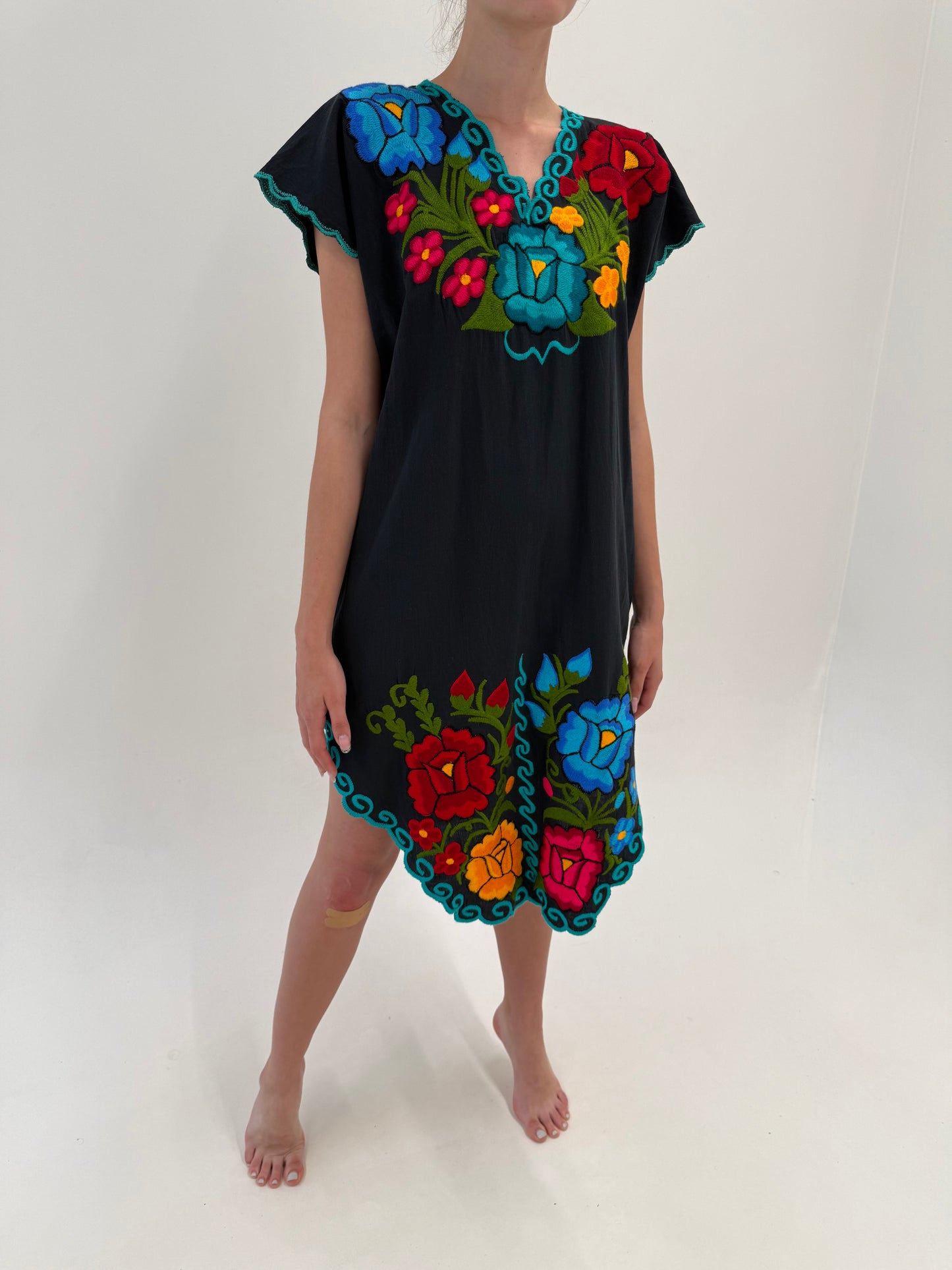 Rochie neagră tip kaftan din pânză cu broderie excepțională în culori tari