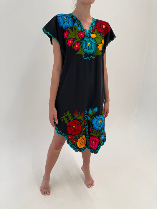 Rochie neagră tip kaftan din pânză cu broderie excepțională în culori tari