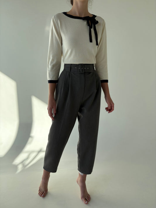 Pantaloni cu talie ultra ultra înaltă și curea din stofita cu pense adânci