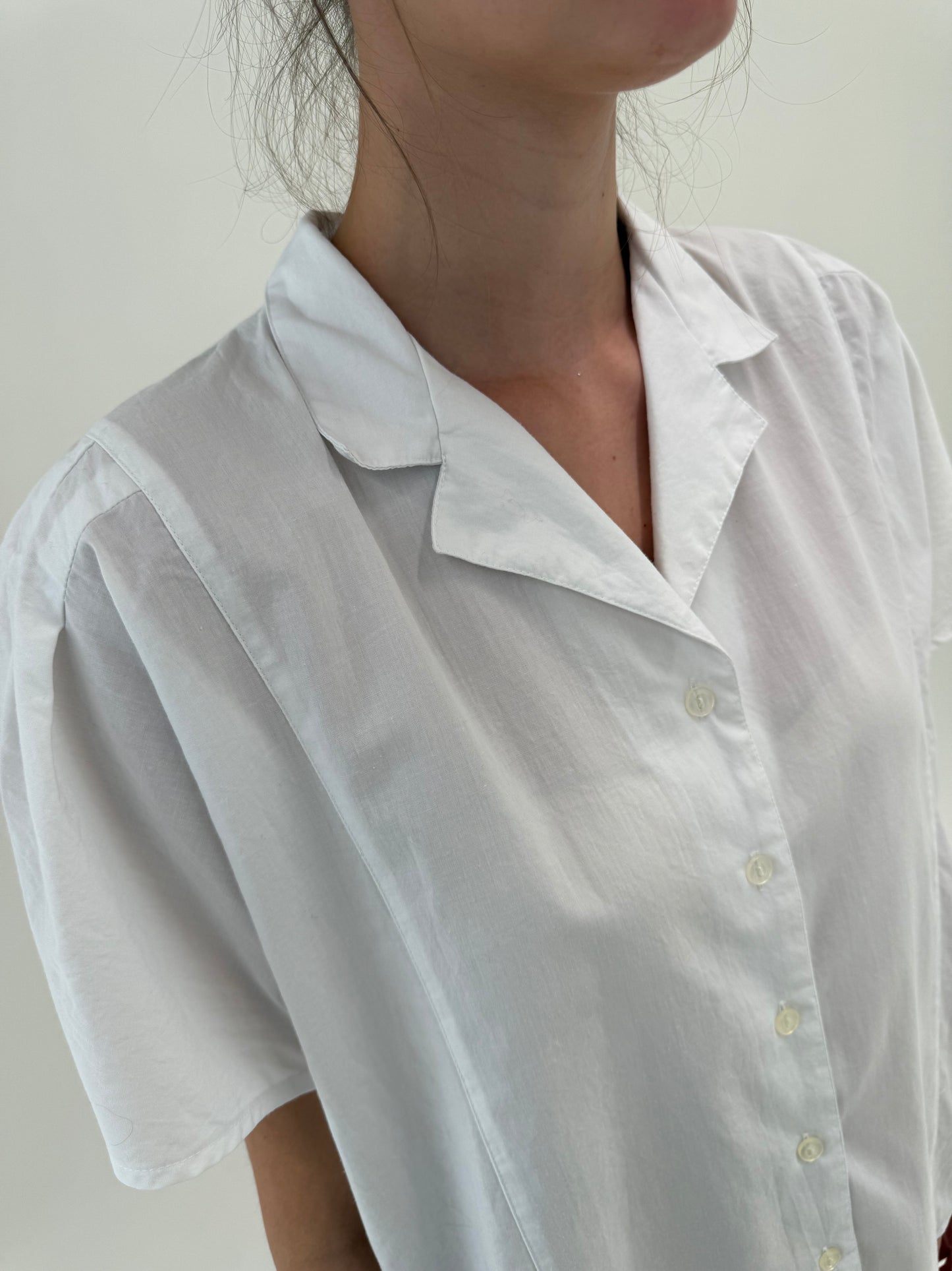 Cămașa clasică cu un twist chic din poplin de bumbac