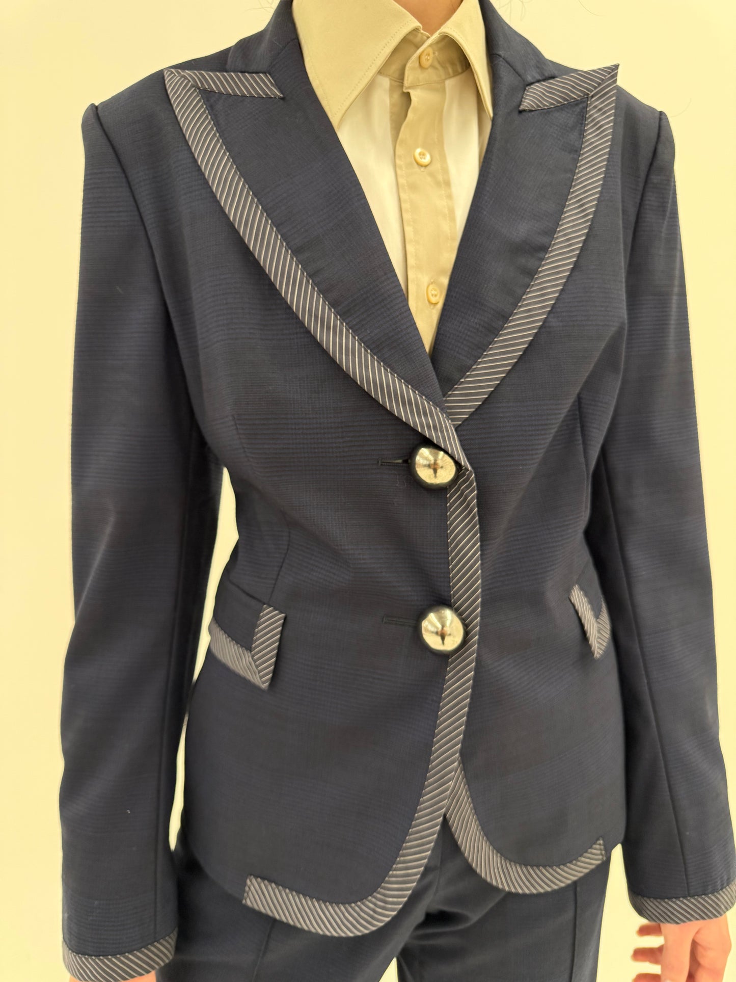 Costum Moschino în croi super actual din lana extrafina cu pantaloni palazzo