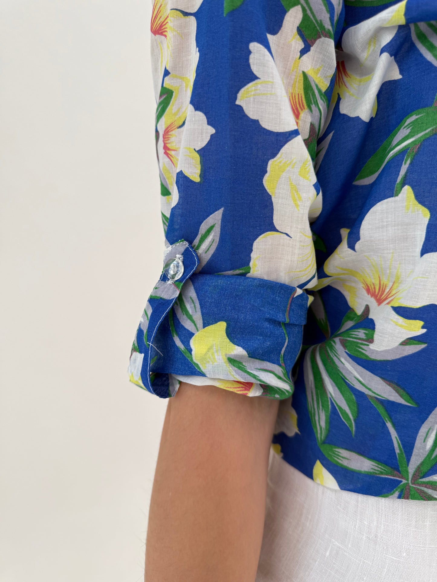 Tunici noi din panzica de bumbac albastru regal cu print floral superb