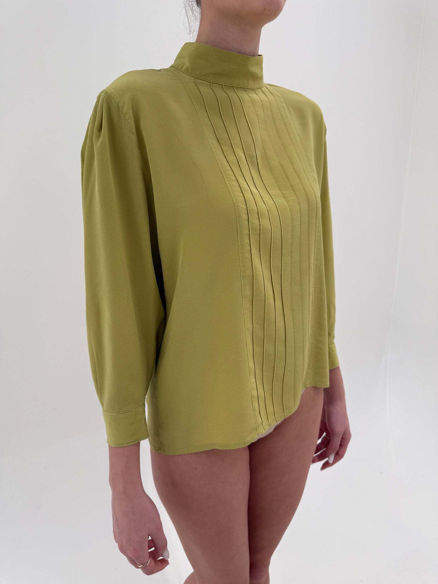 Cămașa verde crud petite din mătase naturală cu închidere la spate