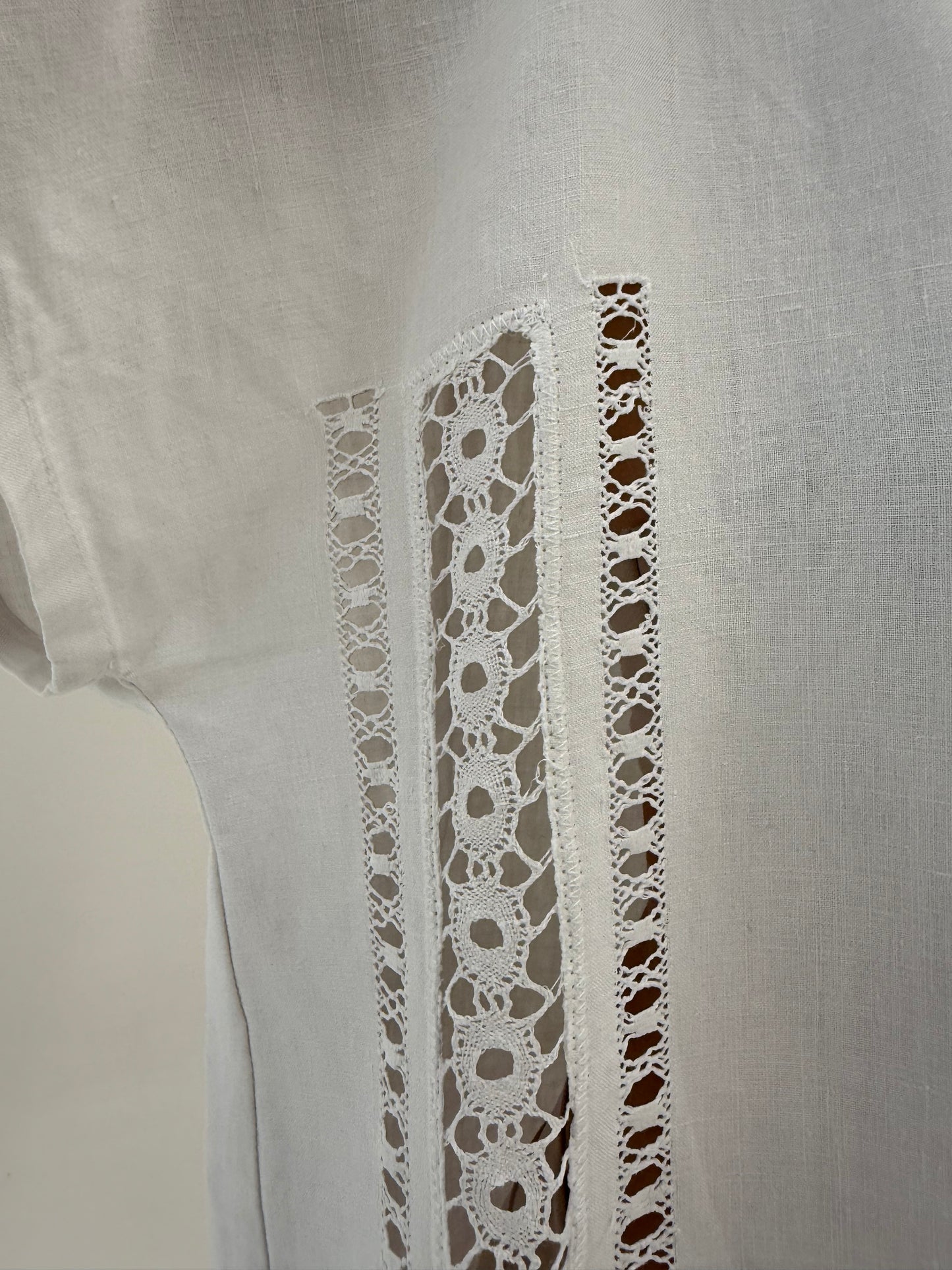Set din in excepțional cu broderie manuală elaborată geometrică