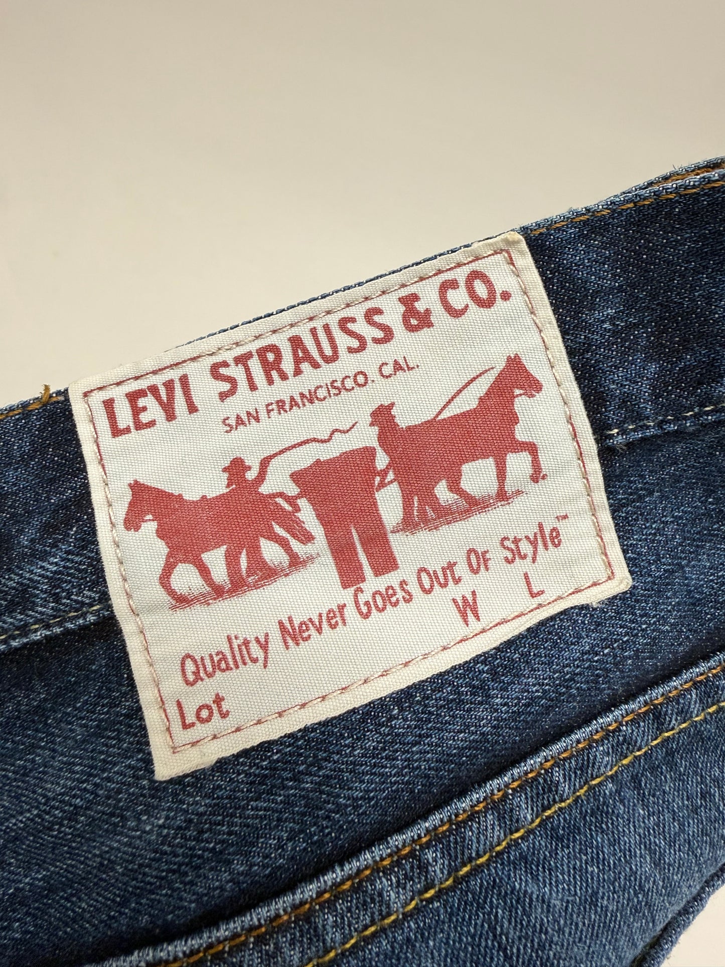Jeans vintage bootcut Levi’s dark wash anii 2000 in croi super revenit în trend