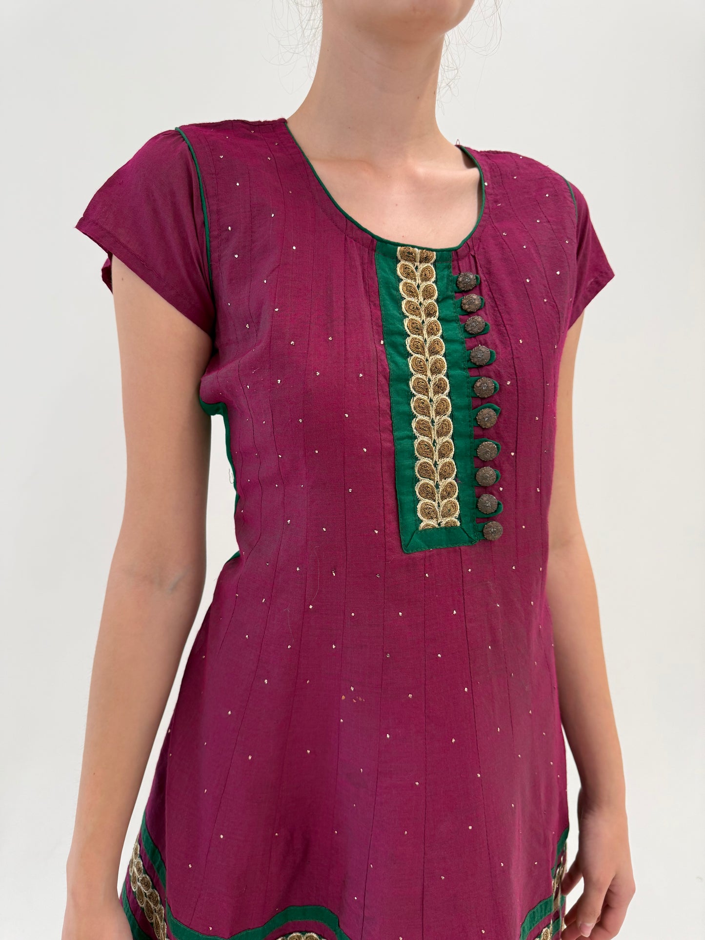 Rochie de inspirație asiatică cu broderie manaula excepțională și inserții aurii ‘kurti dress’