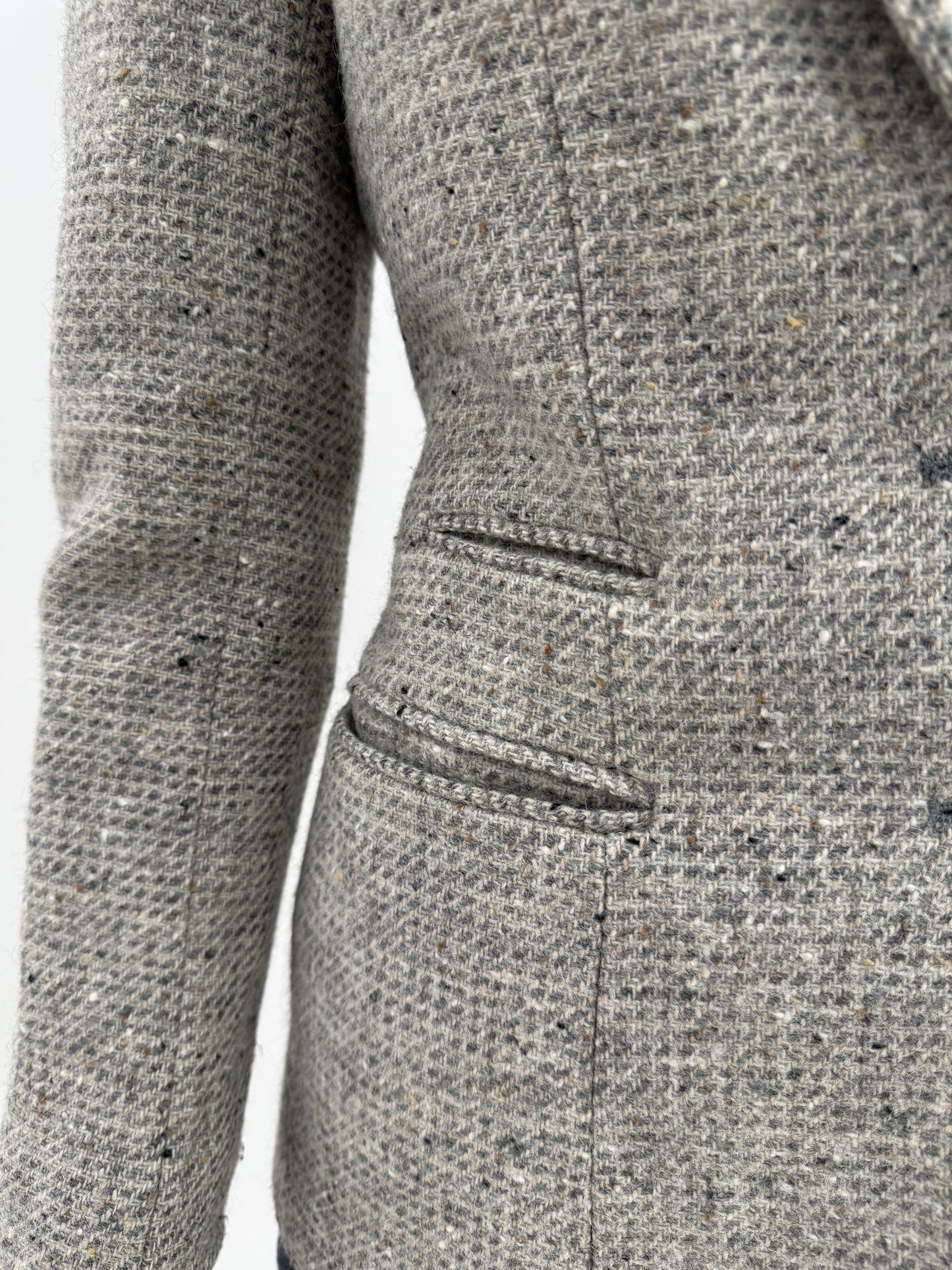 Sacou cambrat din tweed gros de lana certificată warm gray