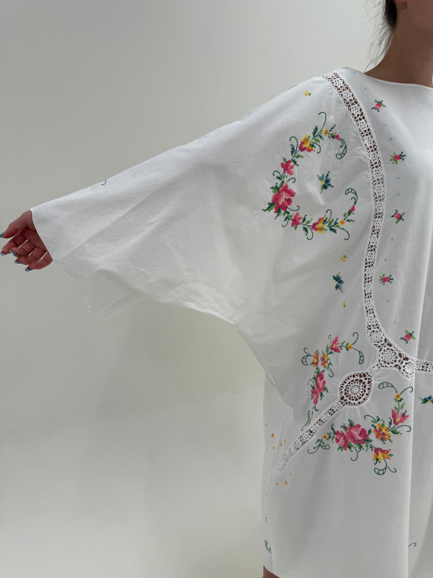 Kaftan excepțional cu broderie manuală superbă colorată și macrame fin lucrat manual