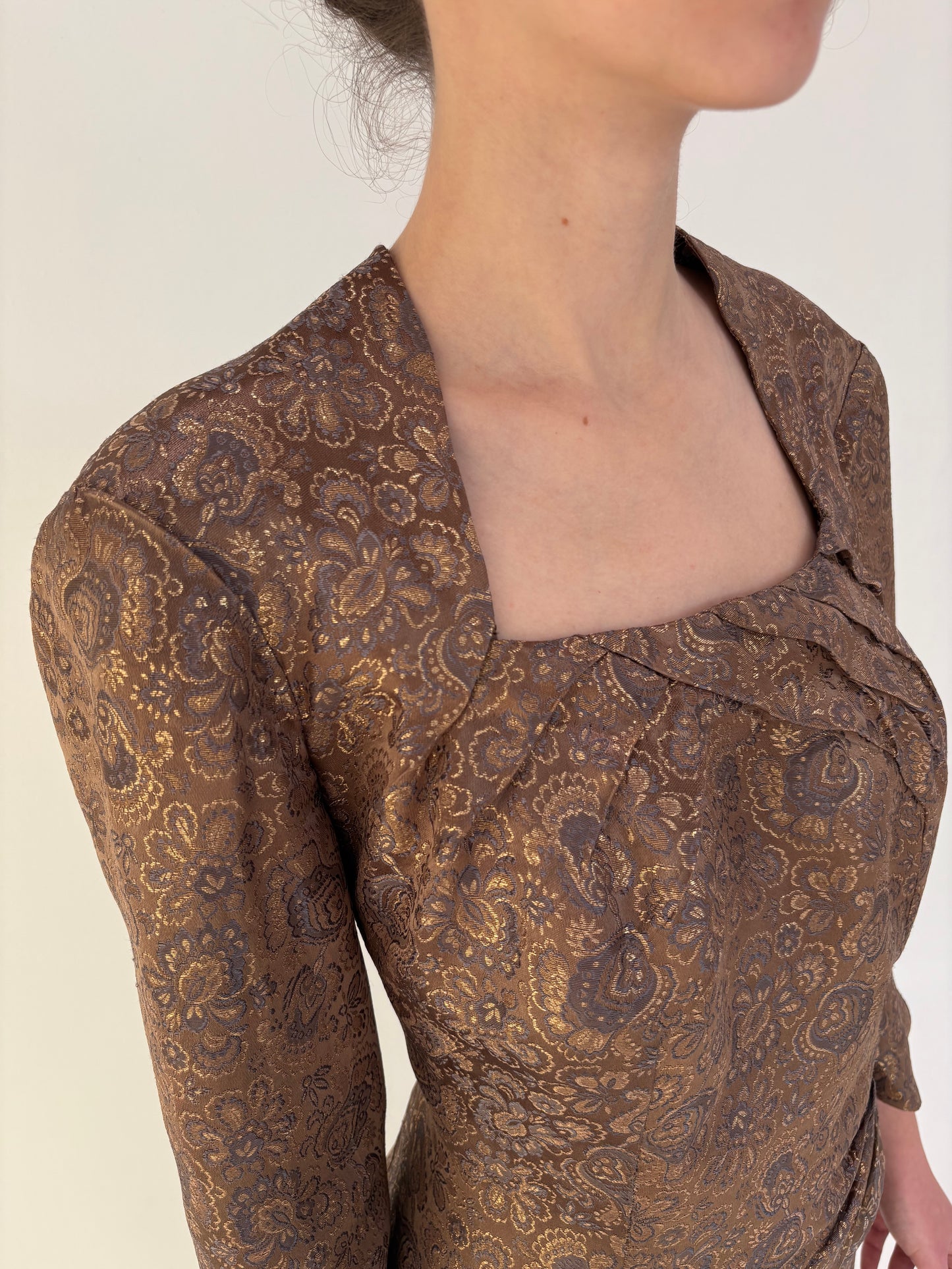 Rochie Old vintage cocktail sheath anii 60 de colecție din brocart auriu pudrat