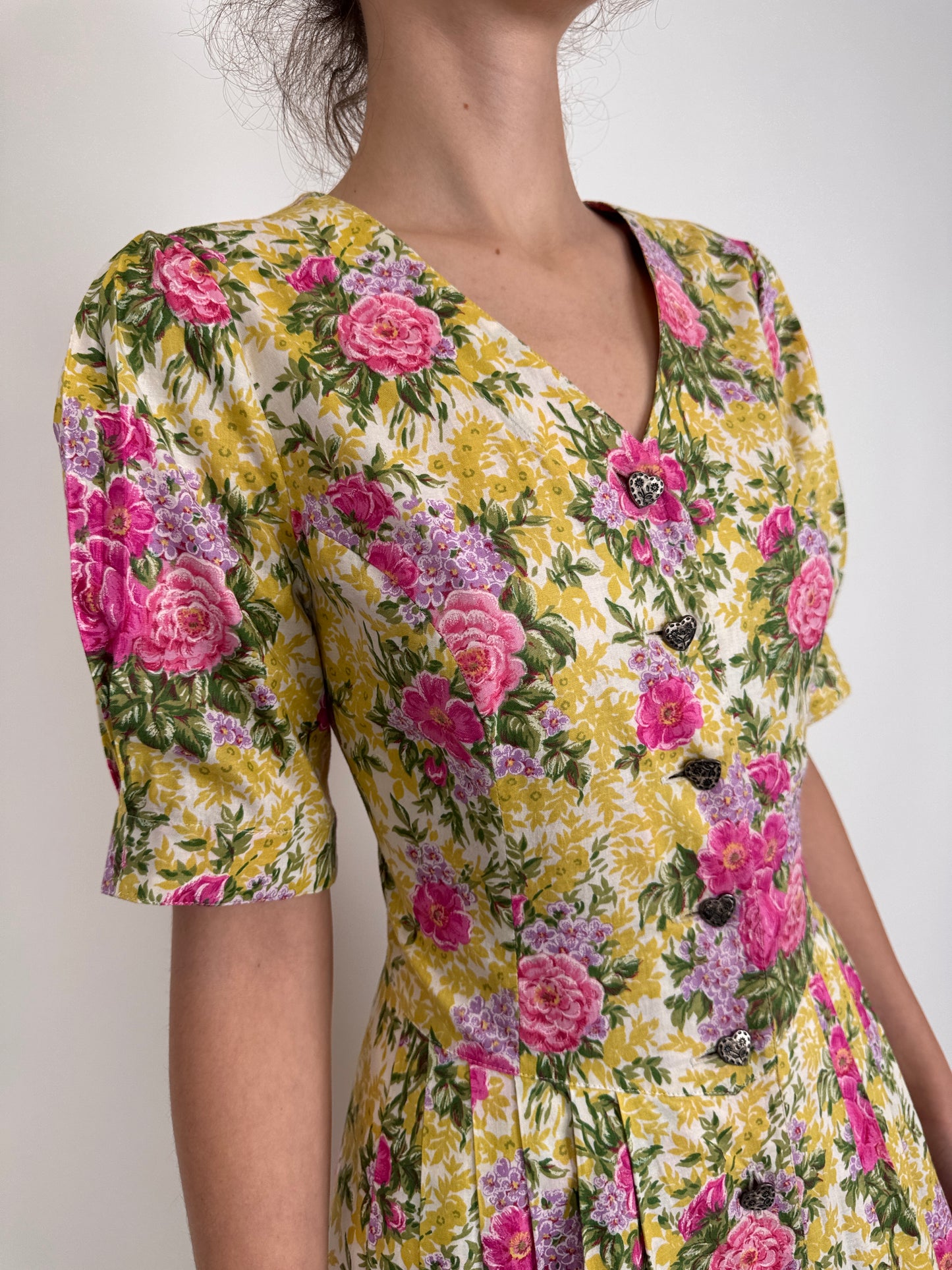 Rochie vintage cu print floral superb și talie marcată