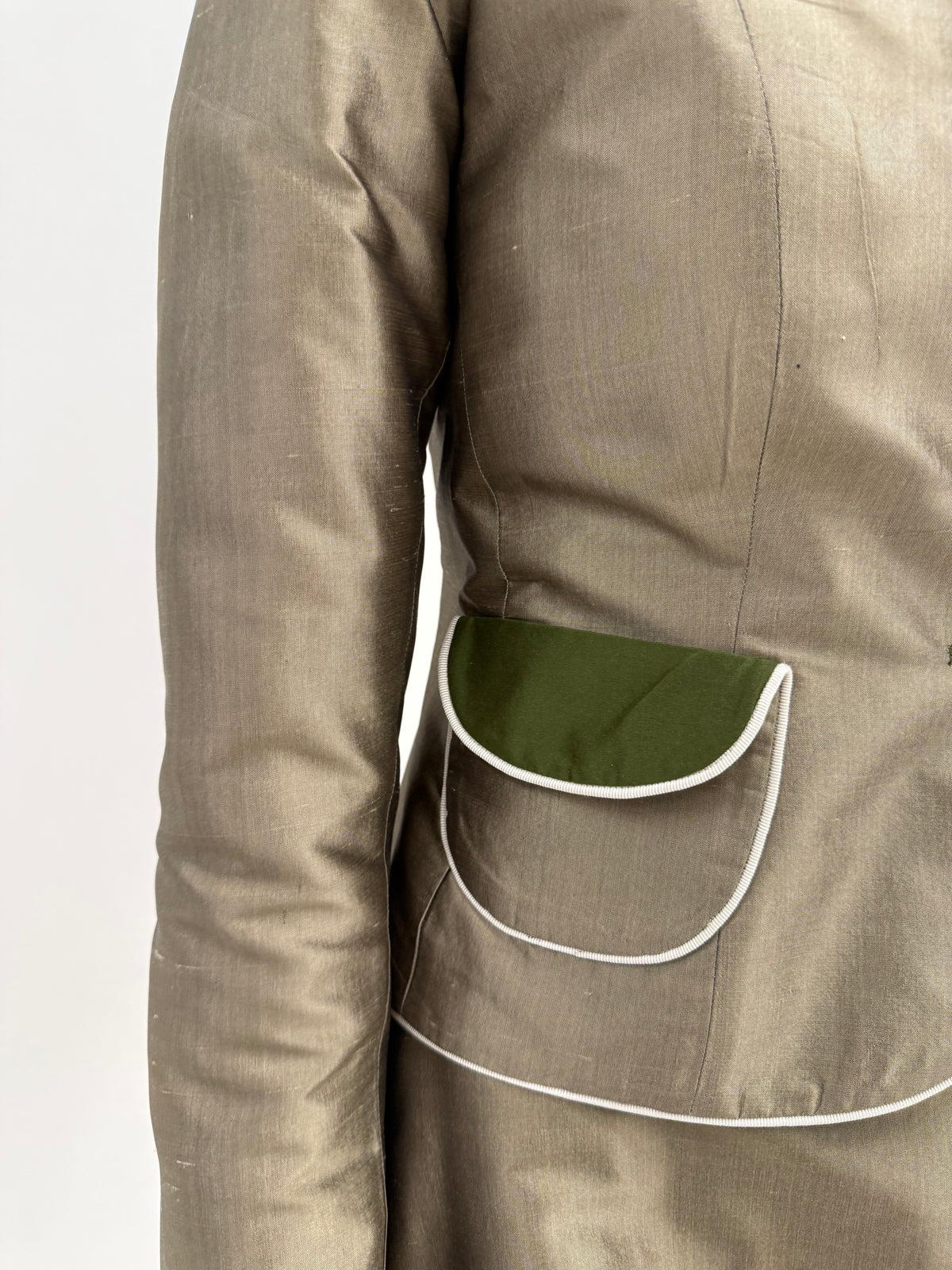 Costum din țesătură groasă de mătase naturală perlata Sage green