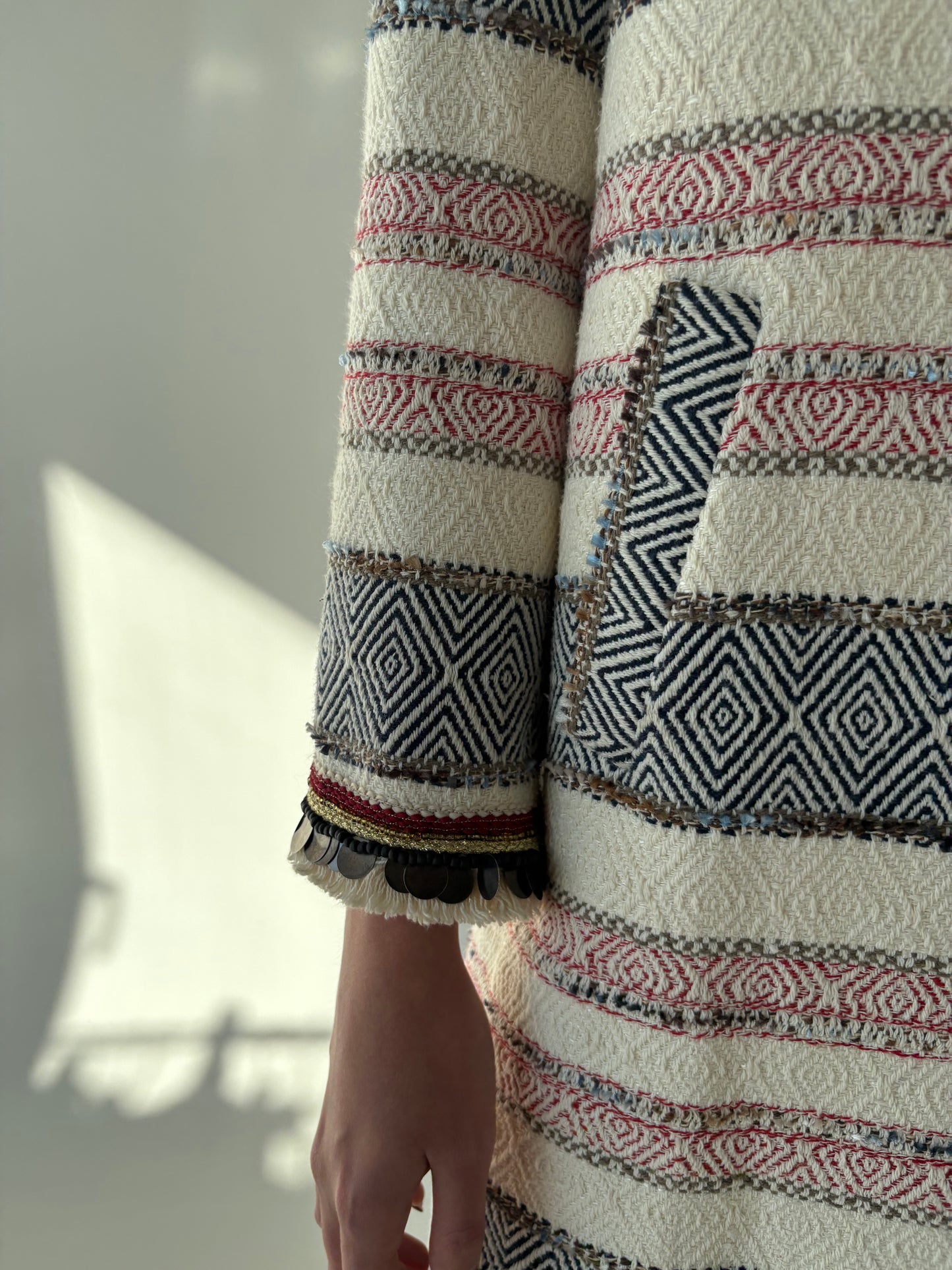 Pardesiu in stil Chanel din brocart în combinație clasică de culori