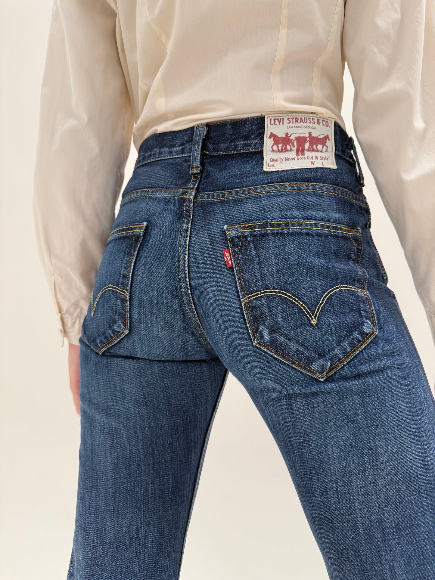 Jeans vintage bootcut Levi’s dark wash anii 2000 in croi super revenit în trend