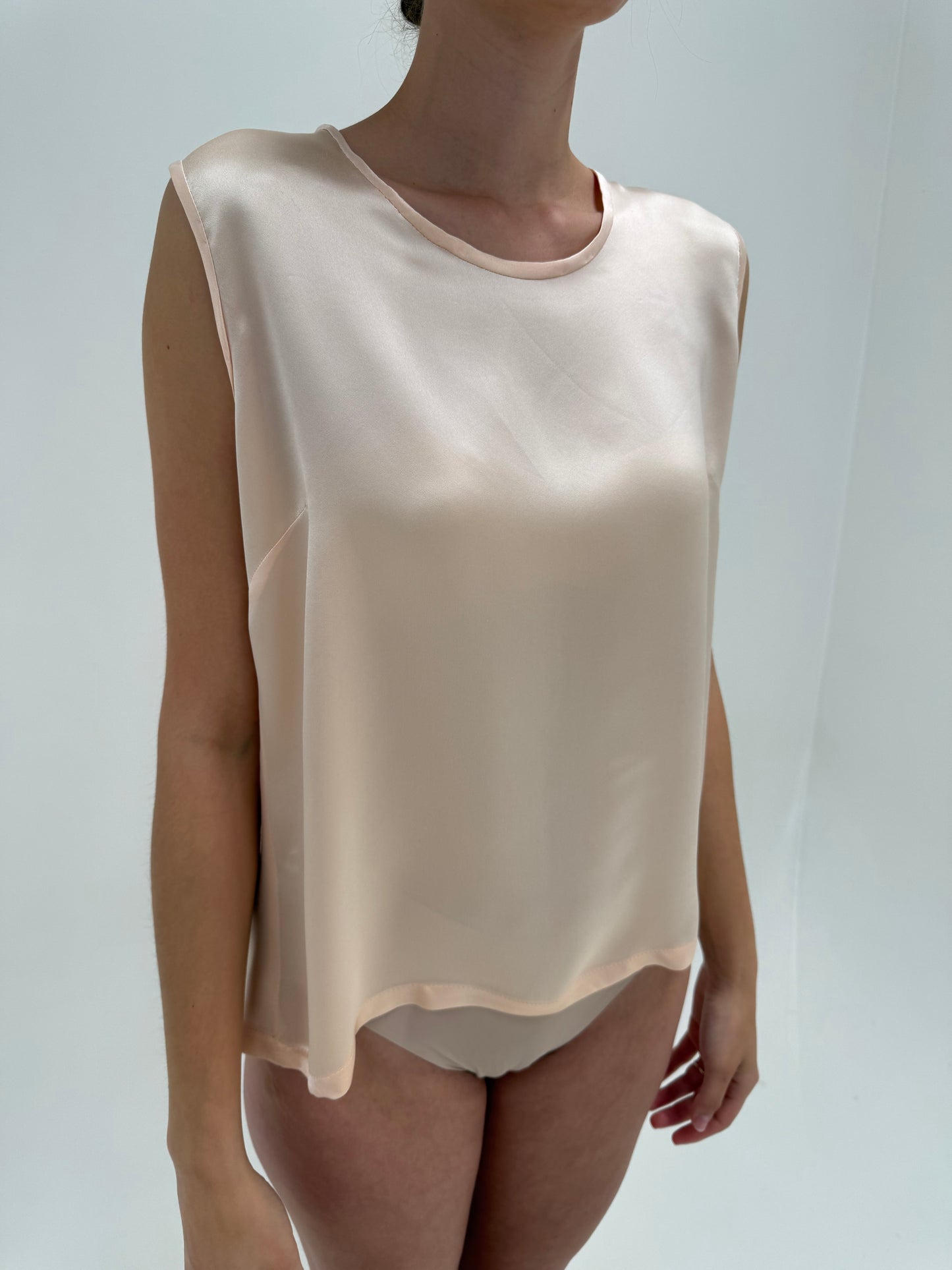 Top peach nude din twill de mătase naturală satinata în croi minimalist