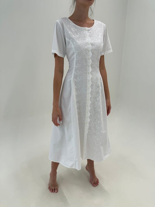 Rochie maxi albă din bumbac cu broderie anglaise superbă și talie reglabilă