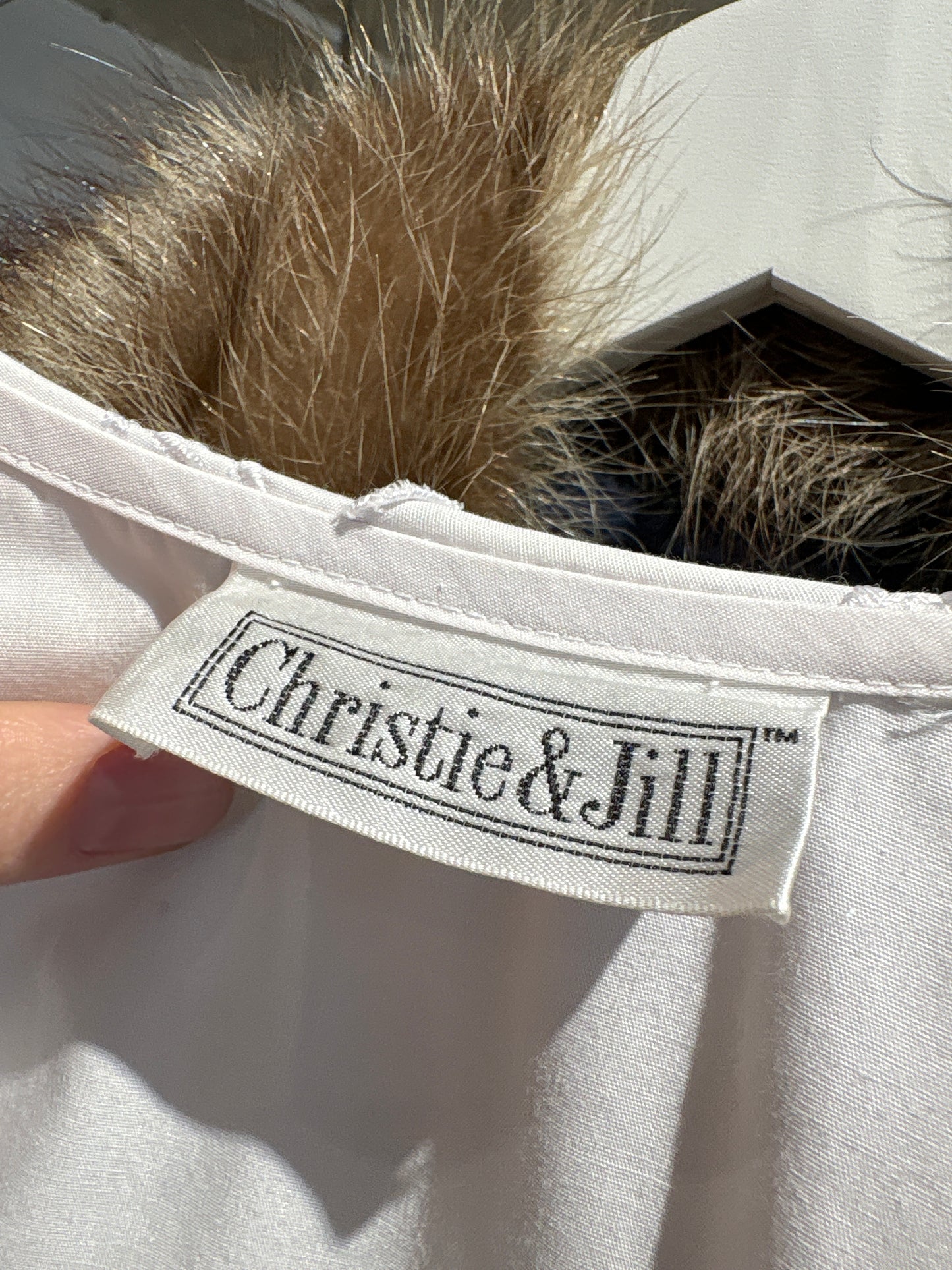 Cămașa vintage cu umeri bufanți si guler supradimensionat brodat